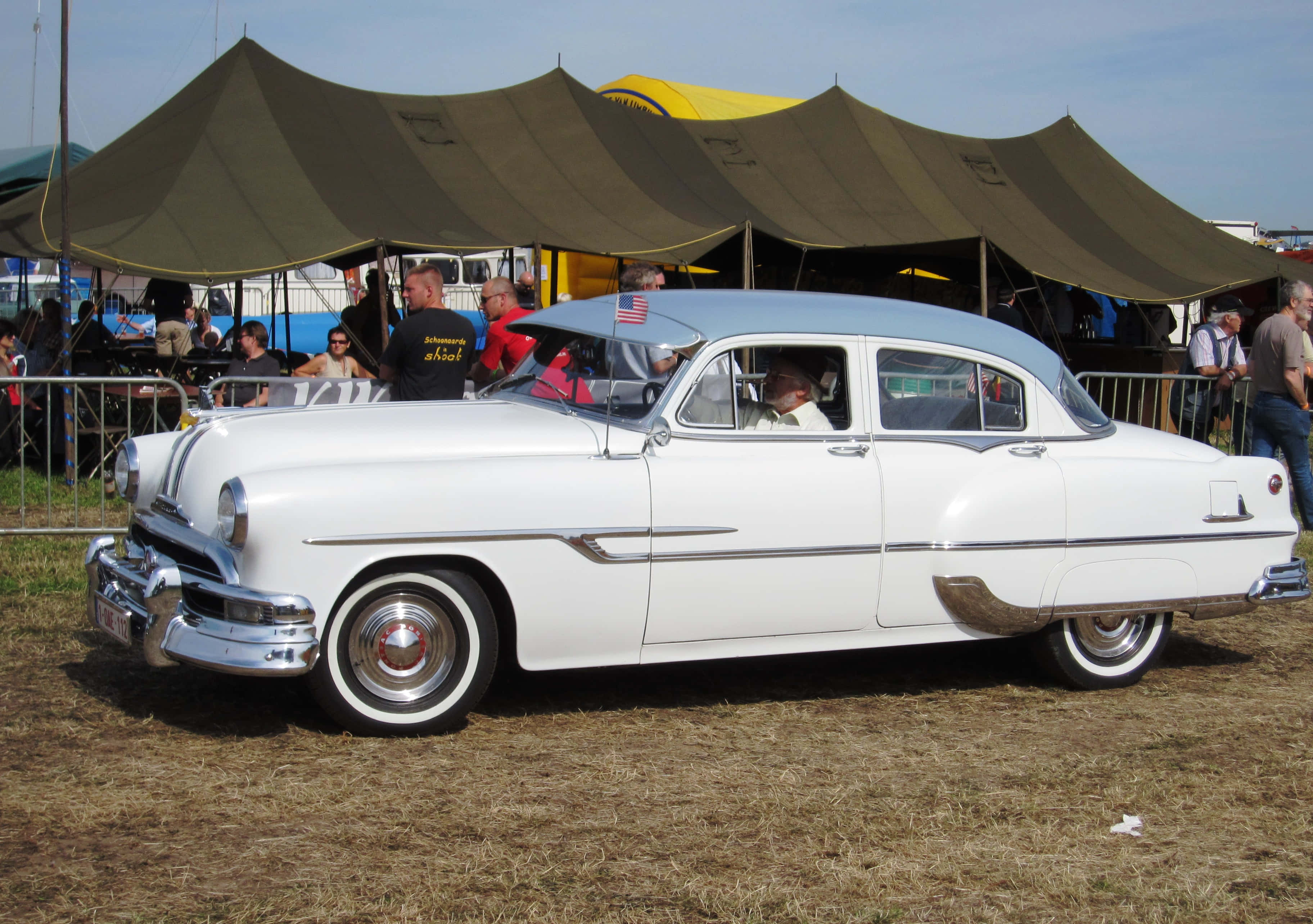 Pontiac Chieftain, white, chrome accents, 2K Desktop Wallpaper
