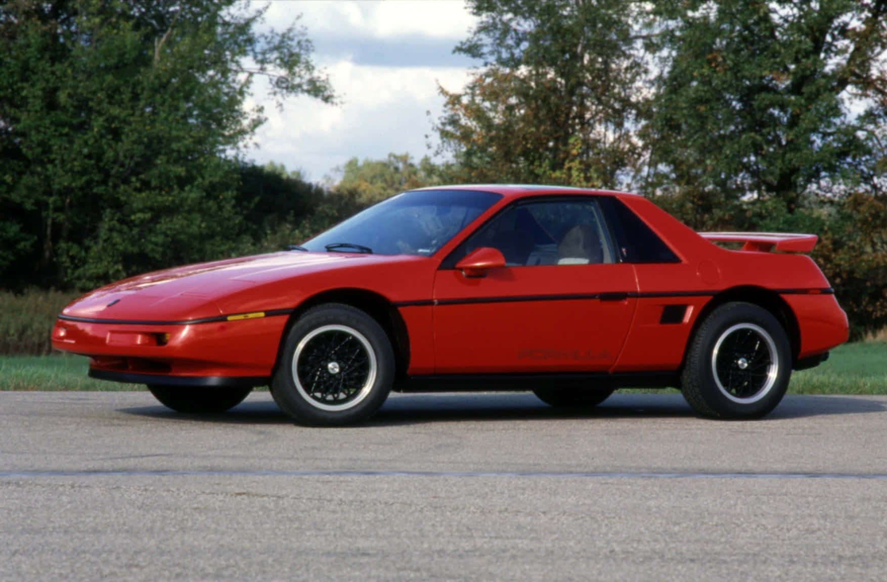Pontiac Fiero, vibrant red, 1980s sports car, HD Desktop Wallpaper