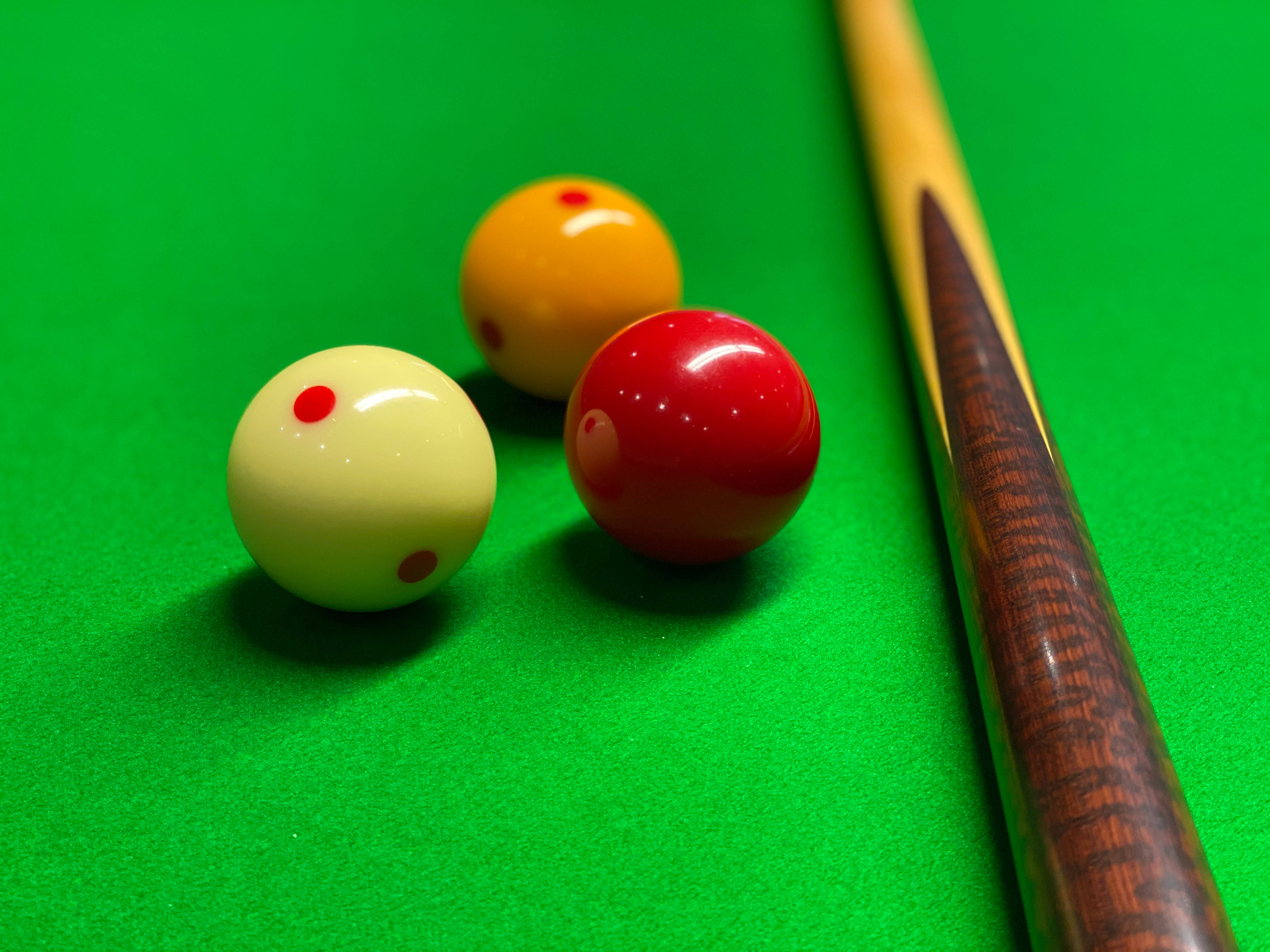 snooker balls, wooden cue, vibrant green felt table, 4K Desktop Wallpaper