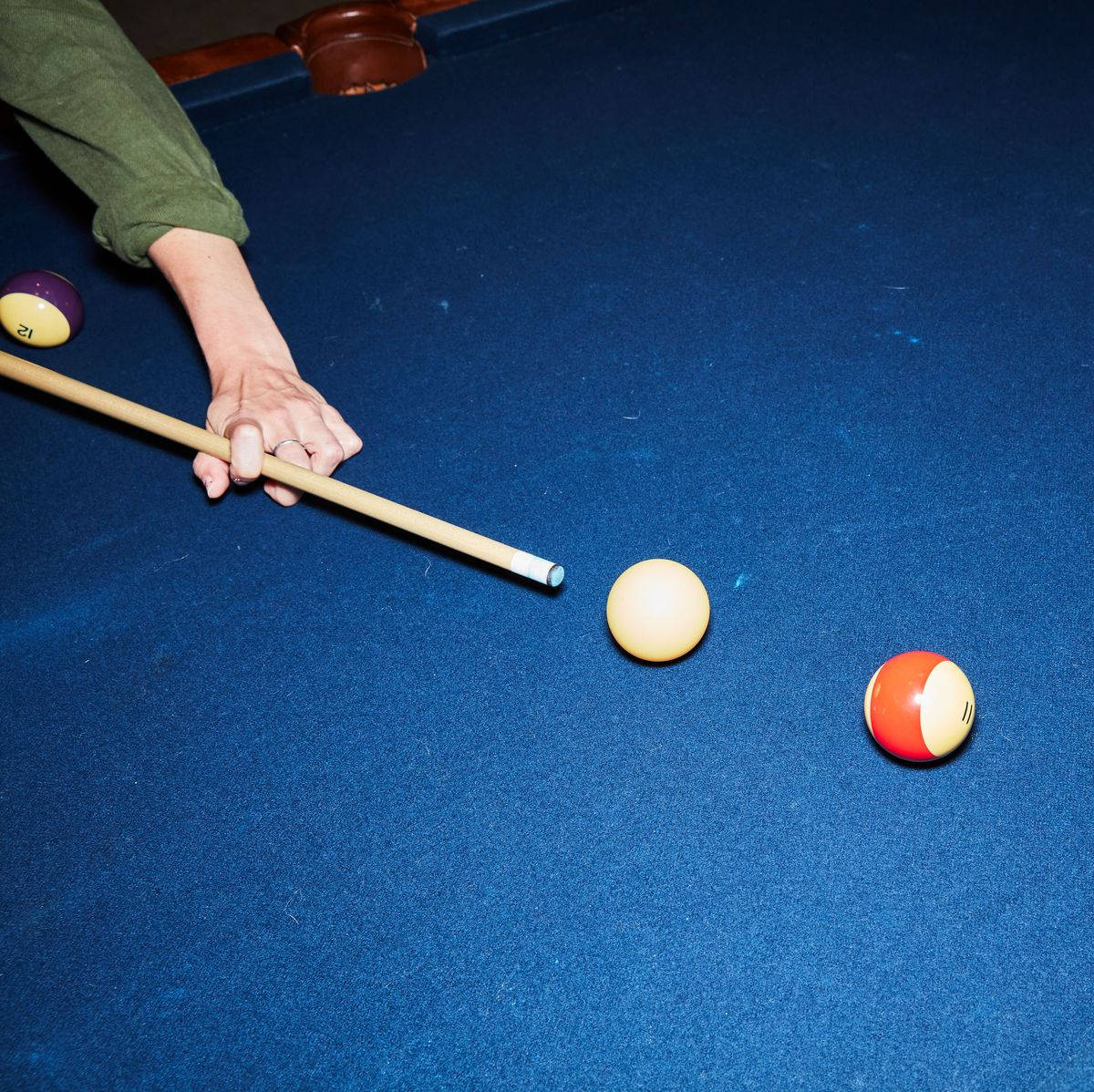 pool cue, yellow ball, deep blue felt pool table, SD Desktop Wallpaper