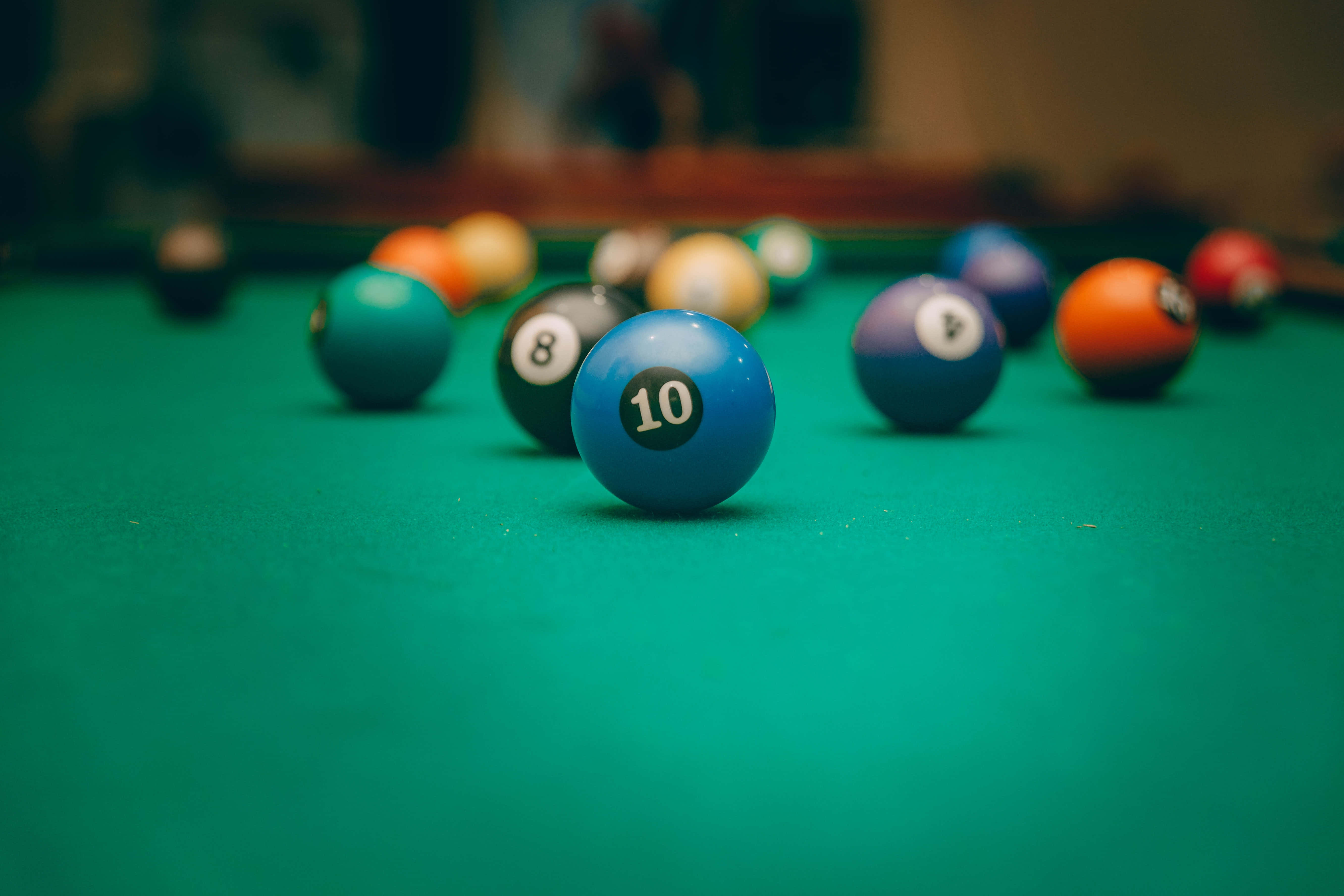blue pool ball, number 10 ball, vibrant green felt table, 5K Desktop Wallpaper
