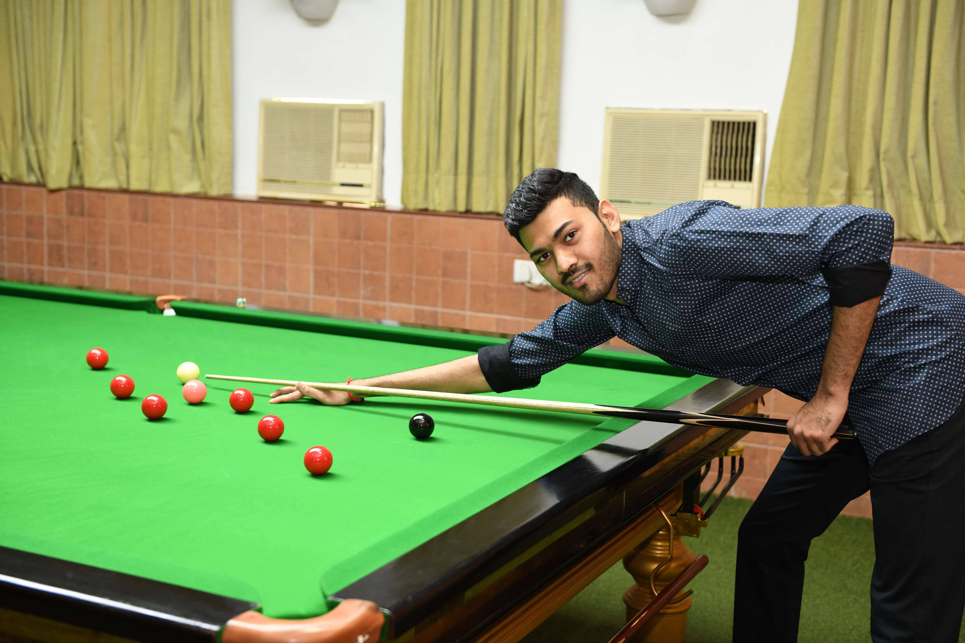 pool table, green pool table, cue stick, 2K Desktop Wallpaper