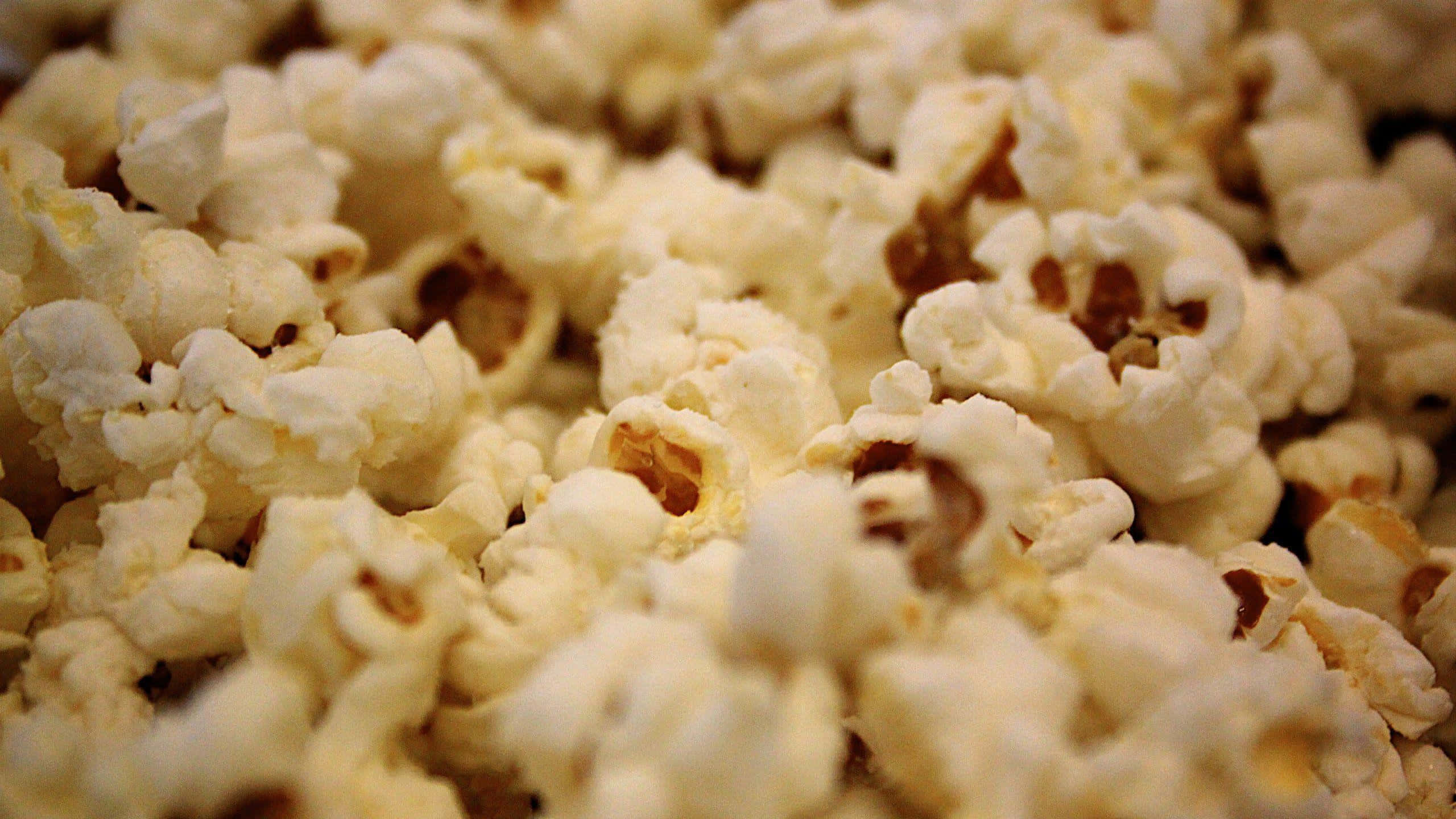 closeup popcorn texture, fluffy white popcorn kernels, golden-brown centers, 2K Desktop Wallpaper