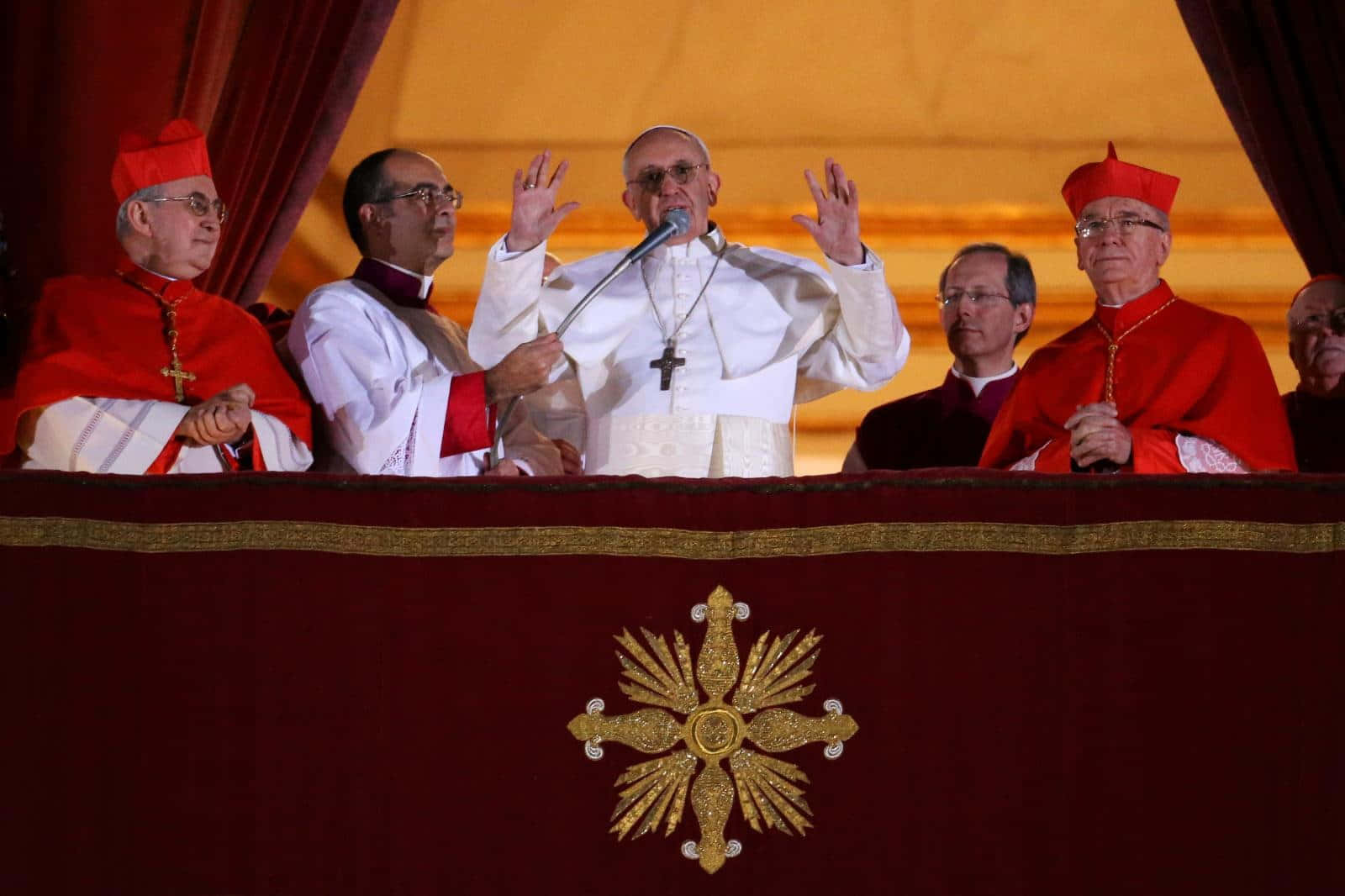 Pope Francis, golden cross emblem, balcony, HD Desktop Wallpaper