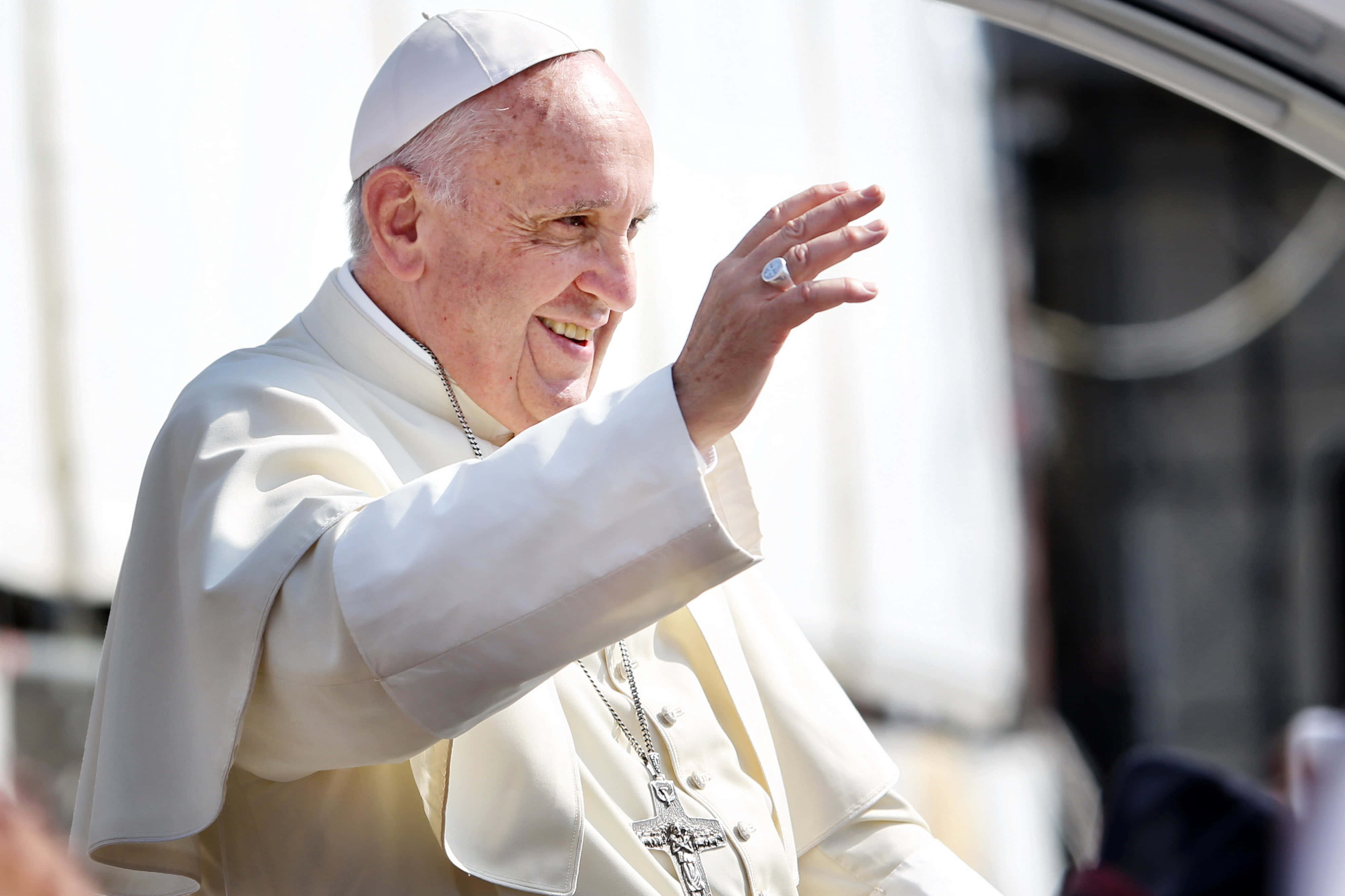 Pope Francis, white papal robes, bright daylight, 4K Desktop Wallpaper