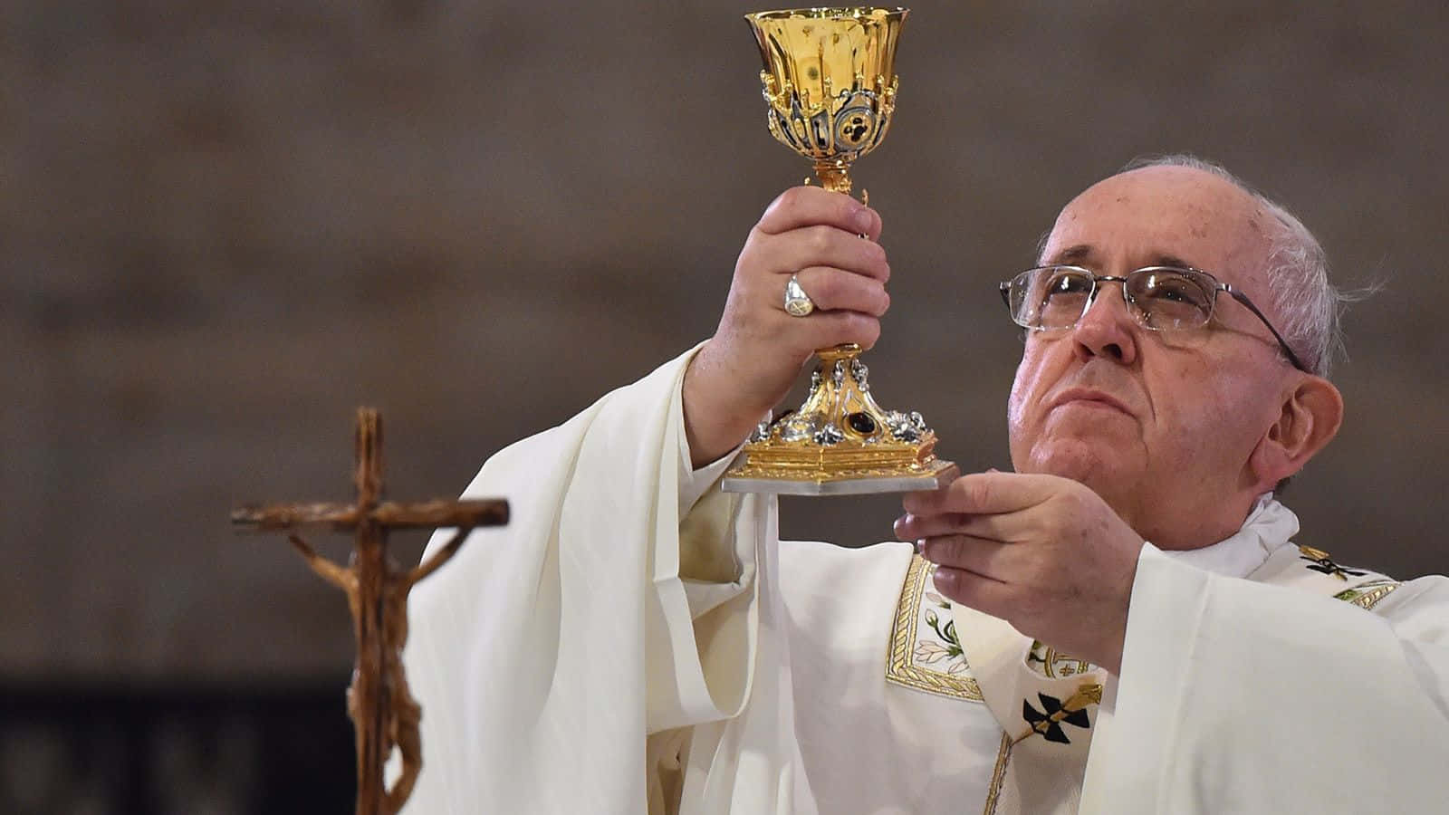 Pope Francis, golden chalice, solemn religious ceremony, HD Desktop Wallpaper