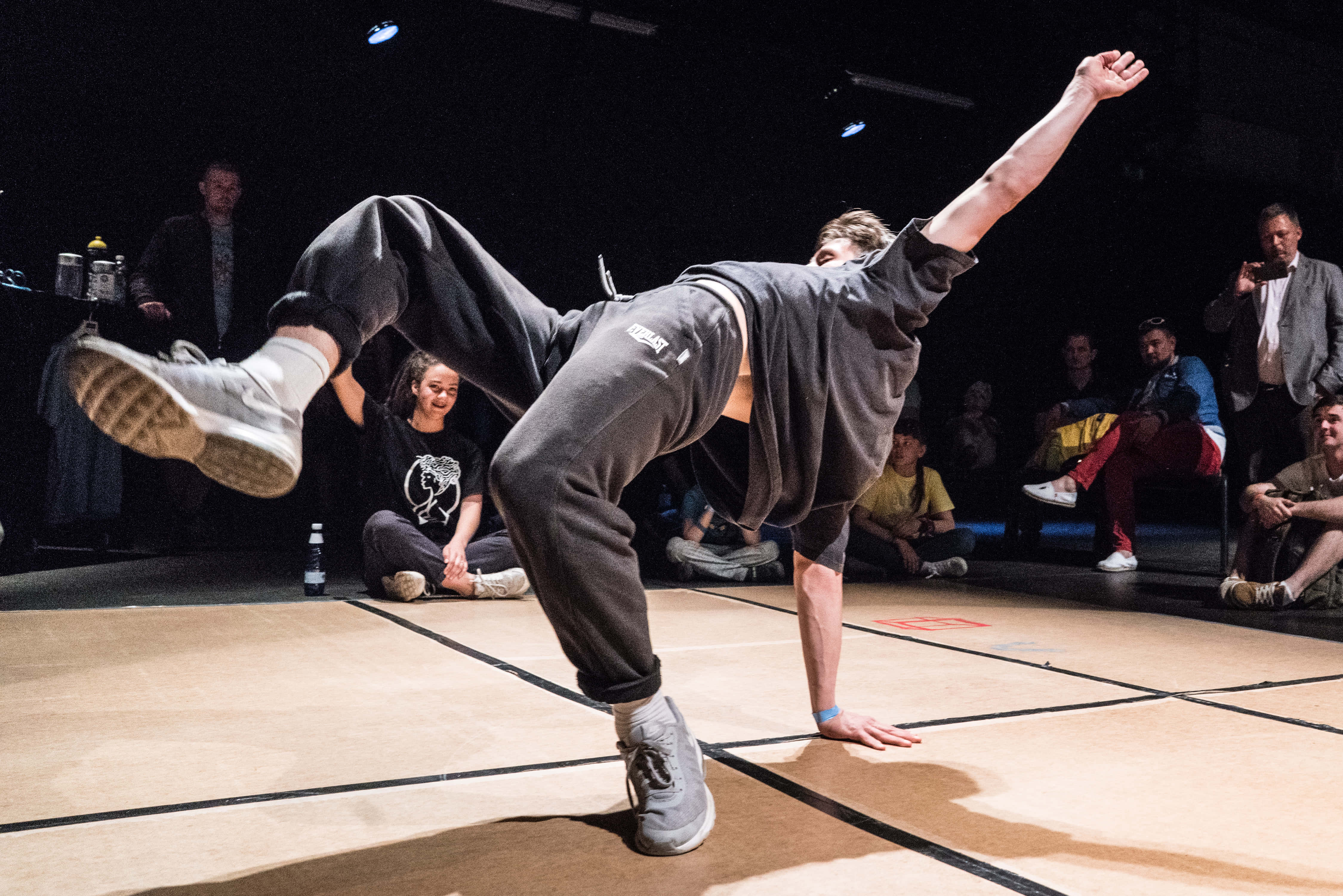 Popping, one-handed handstand, wooden stage, 4K Desktop Wallpaper
