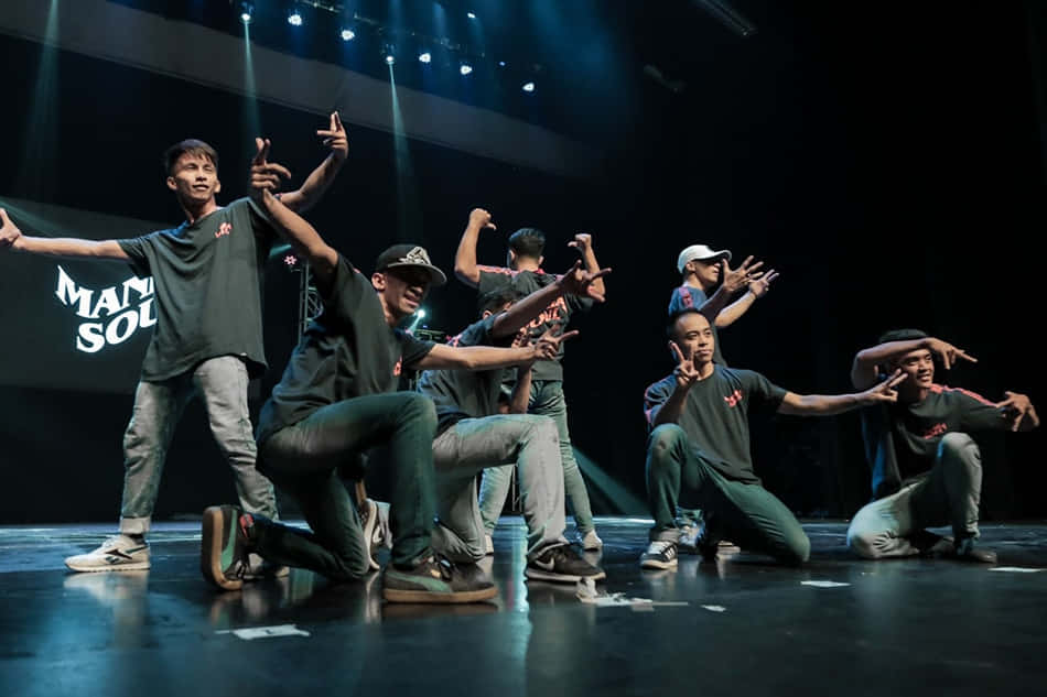 Popping, group rehearsal, bright stage lights, SD Desktop Wallpaper
