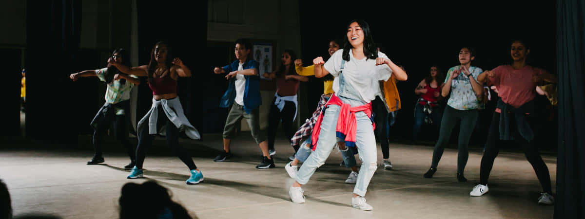 Popping, dancing together, group of young dancers, SD Desktop Wallpaper