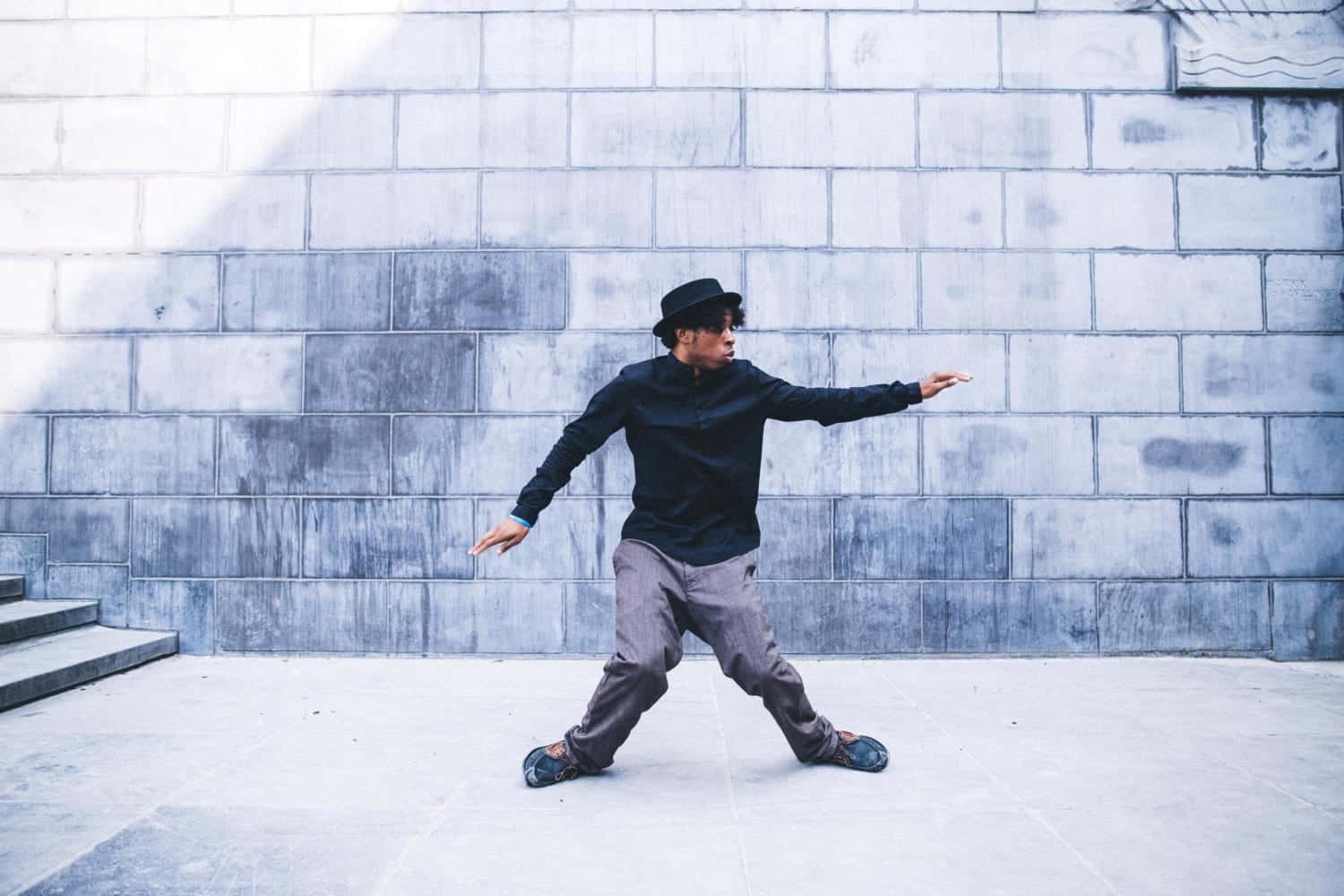 Popping Man, staircase, black hat, HD Desktop Wallpaper