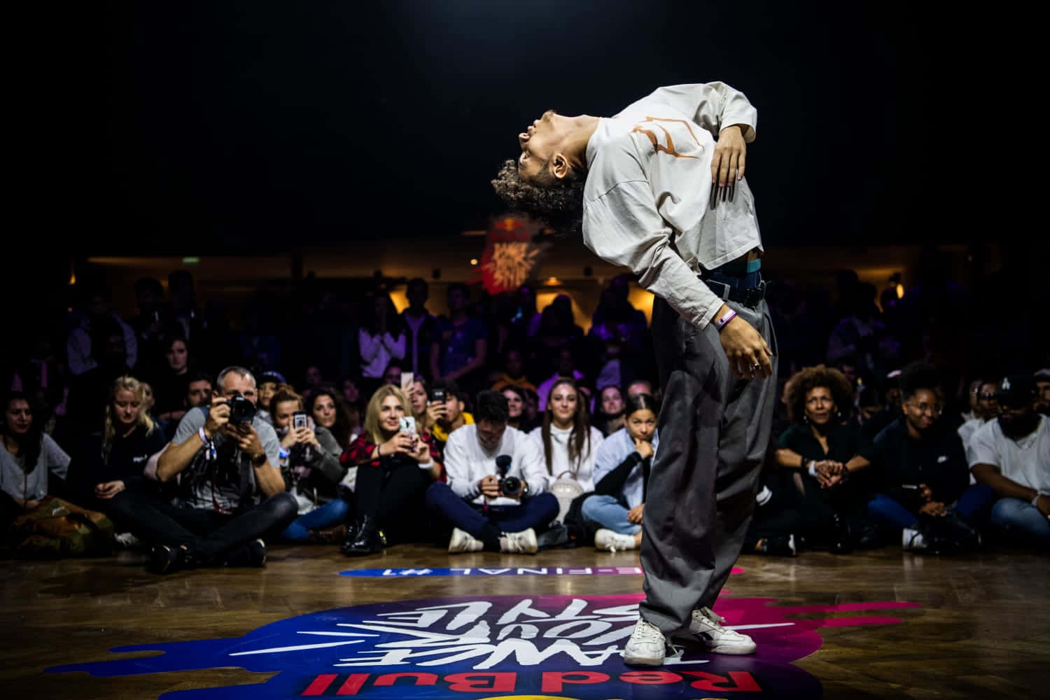 Popping Man, breakdancer, headstand pose, HD Desktop Wallpaper