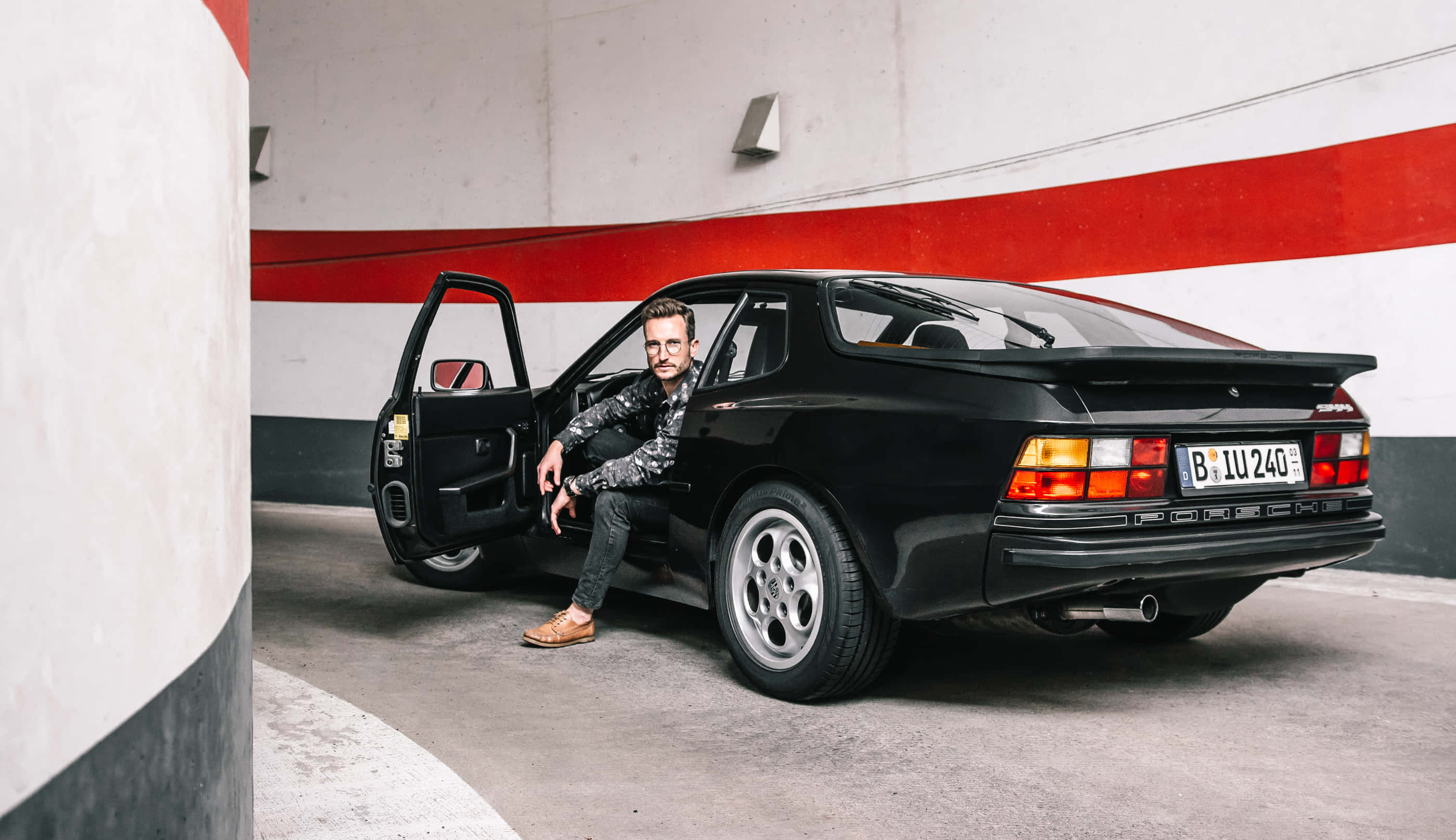 Porsche 944, black Porsche 944, modern garage, 2K Desktop Wallpaper