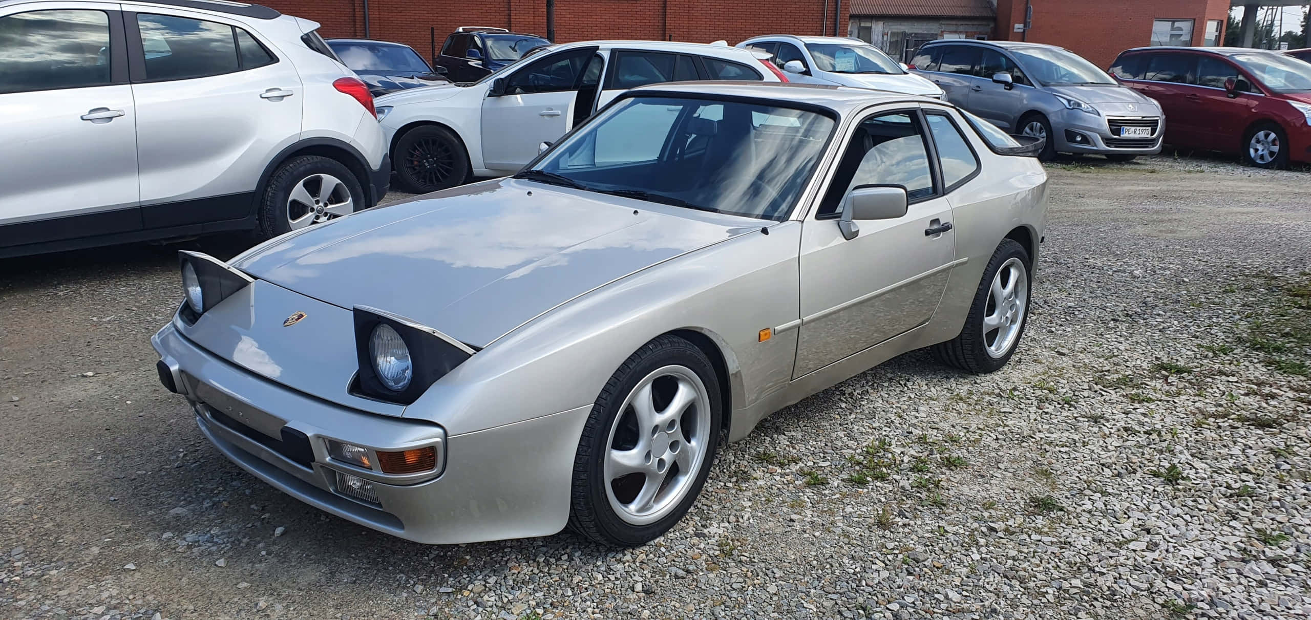 Porsche 944, silver, gravel, 2K Desktop Wallpaper