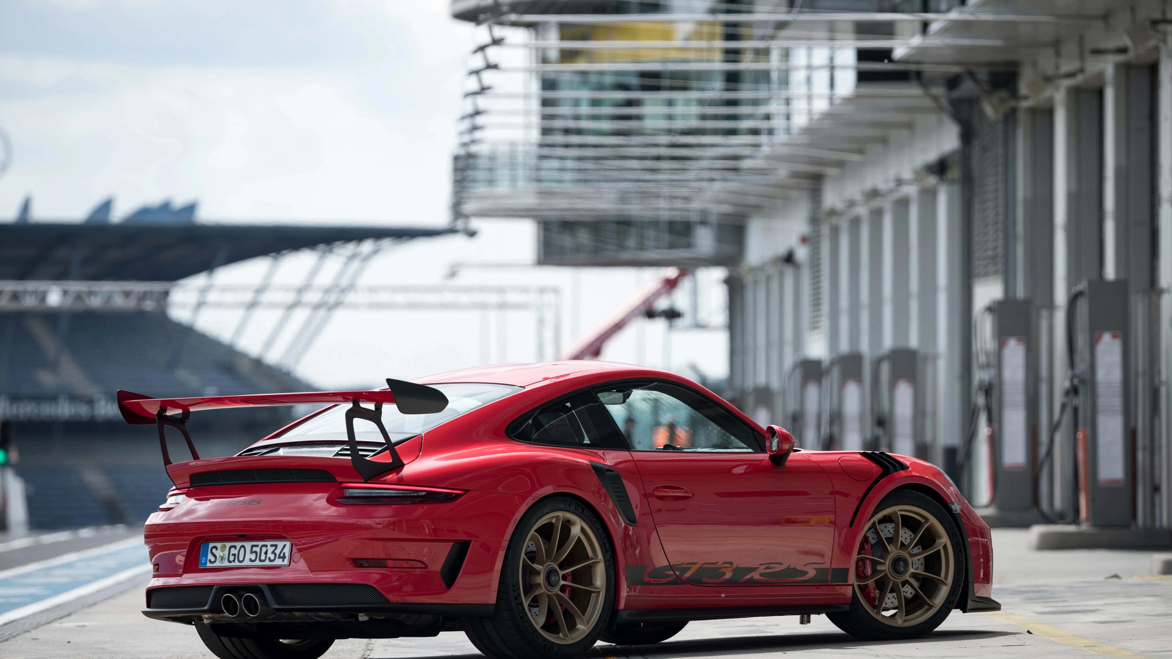 Porsche 911 GT3 RS, gold wheels, race track pit lane, 4K Desktop Wallpaper