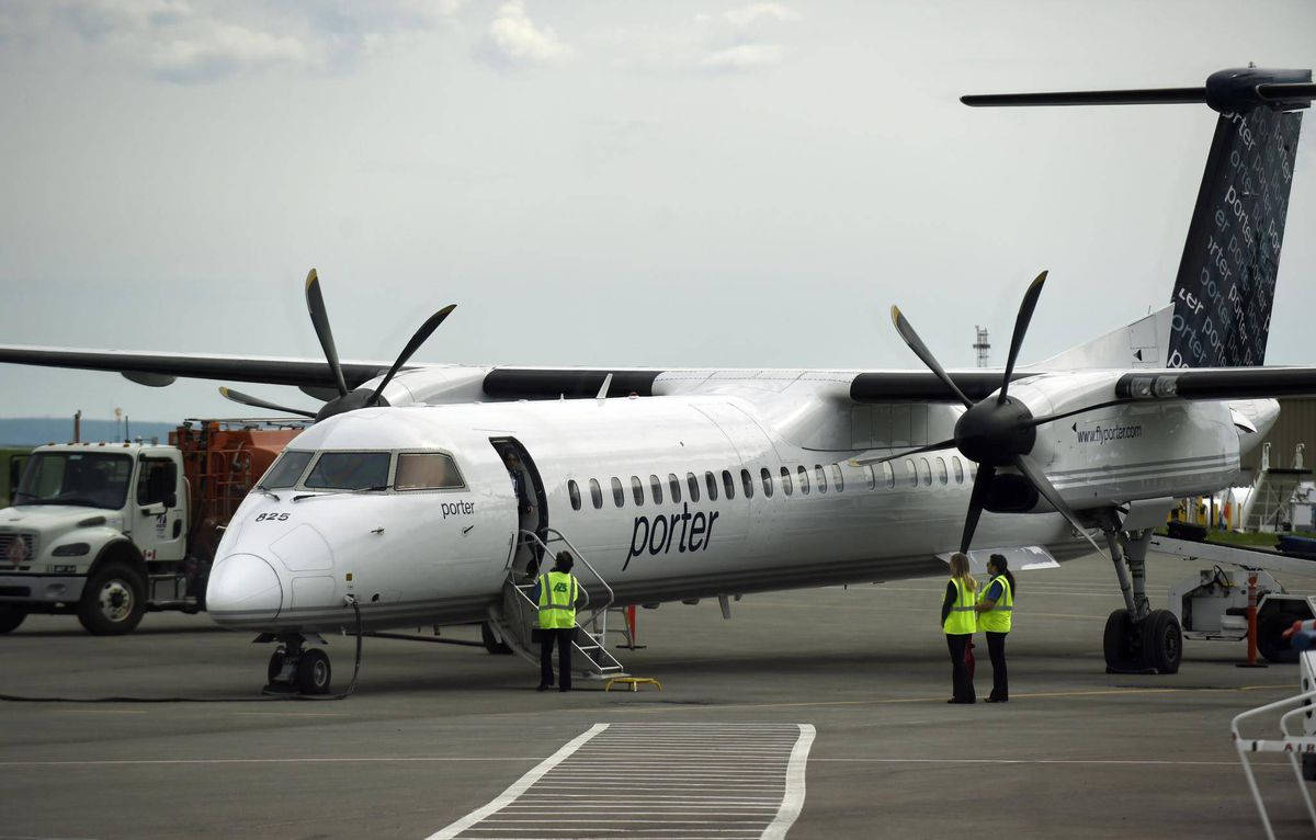 Porter Airlines, turboprop plane, yellow vests, SD Desktop Wallpaper