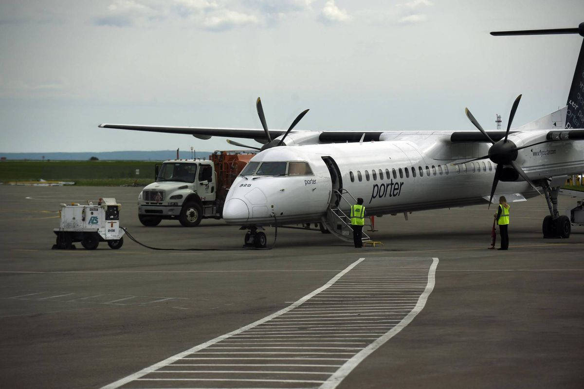 Porter Airlines, turboprop plane, airport tarmac, SD Desktop Wallpaper