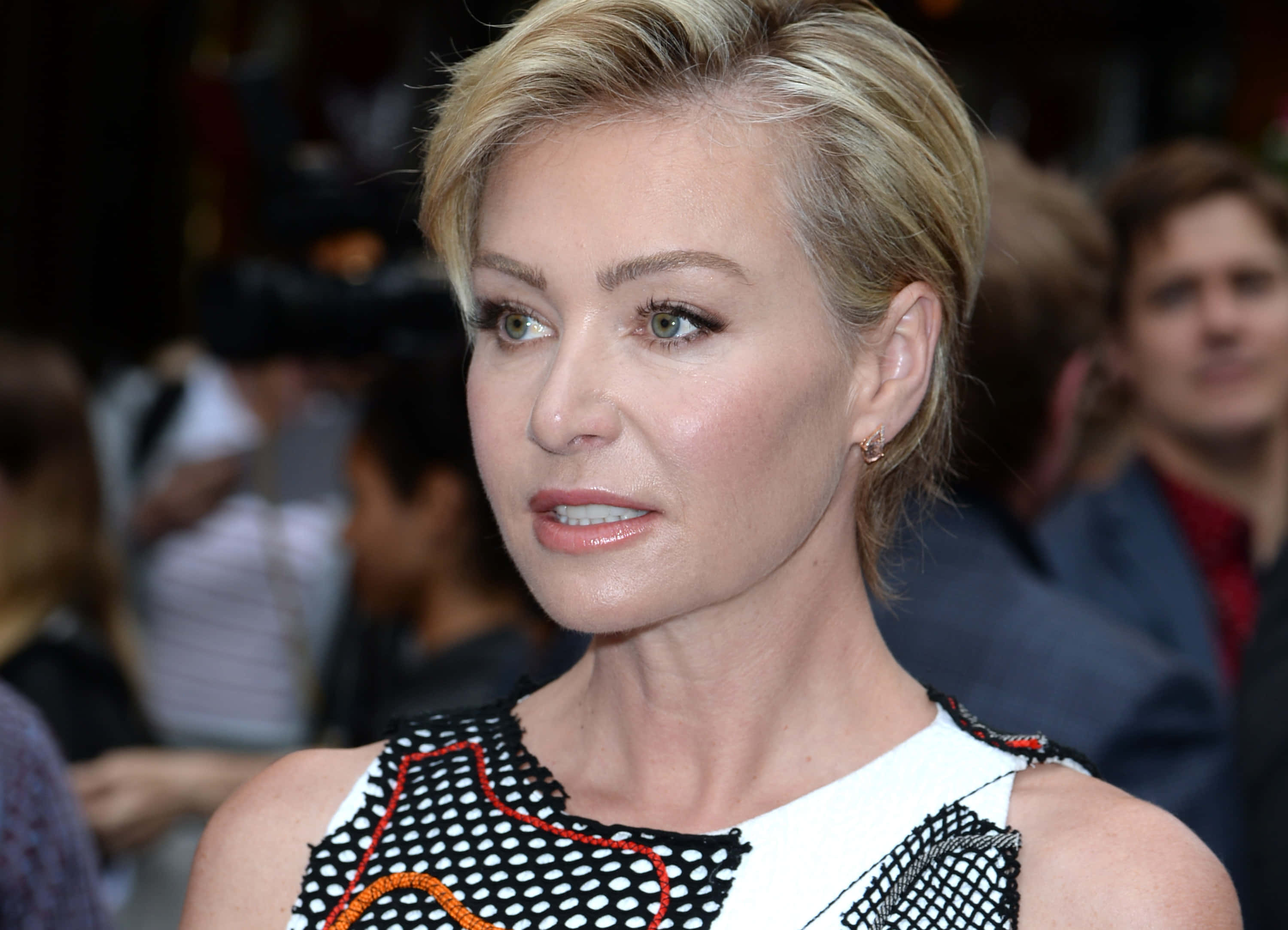 Portia De Rossi, black and white patterned dress, green eyes, 2K Desktop Wallpaper