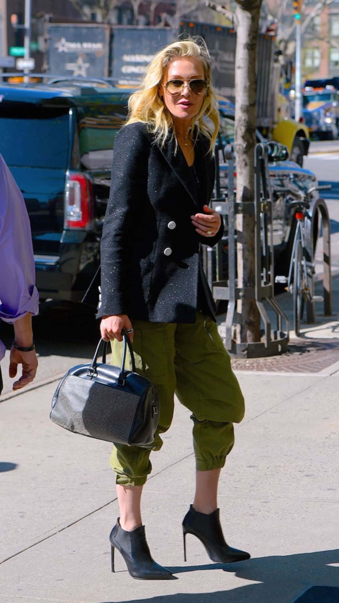 Portia De Rossi, black blazer, olive pants, Full HD Phone Wallpaper