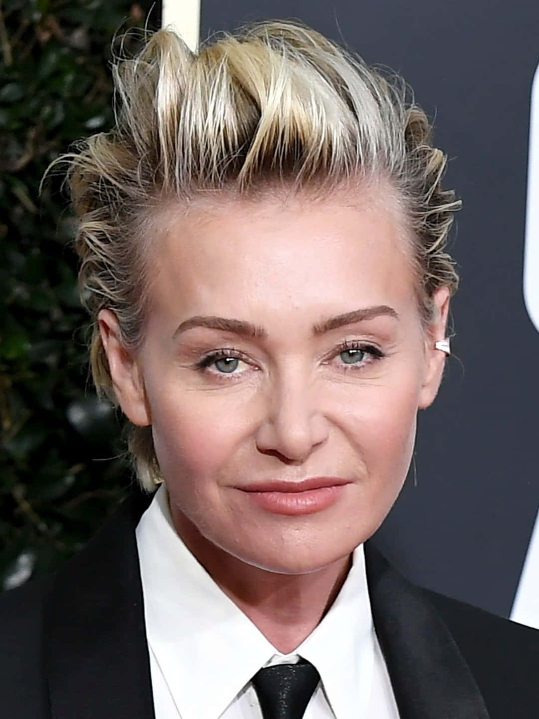 Portia de Rossi, platinum blonde spiked hair, black suit, HD Phone Wallpaper