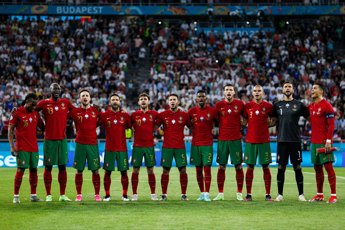 Portugal National Football Team, red jerseys, green shorts, SD Desktop Wallpaper