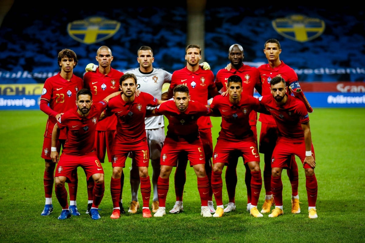 Portugal National Football Team, red jerseys, vibrant green pitch, SD Desktop Wallpaper