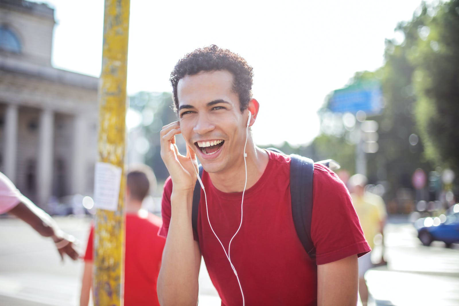 red shirt, sunny urban street, earphones, HD Desktop Wallpaper