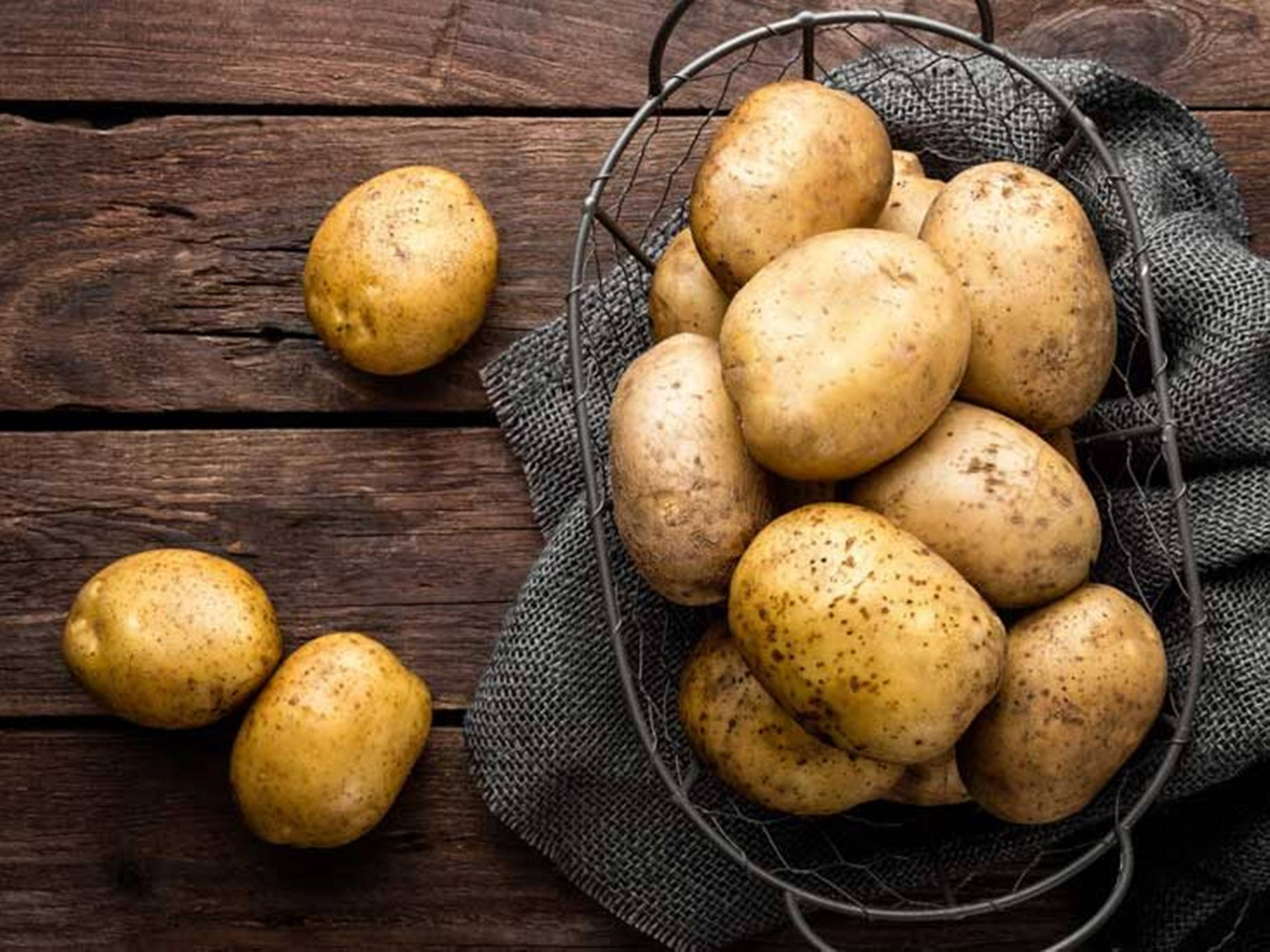 potatoes, rustic wire basket, dark wooden table, HD Desktop Wallpaper