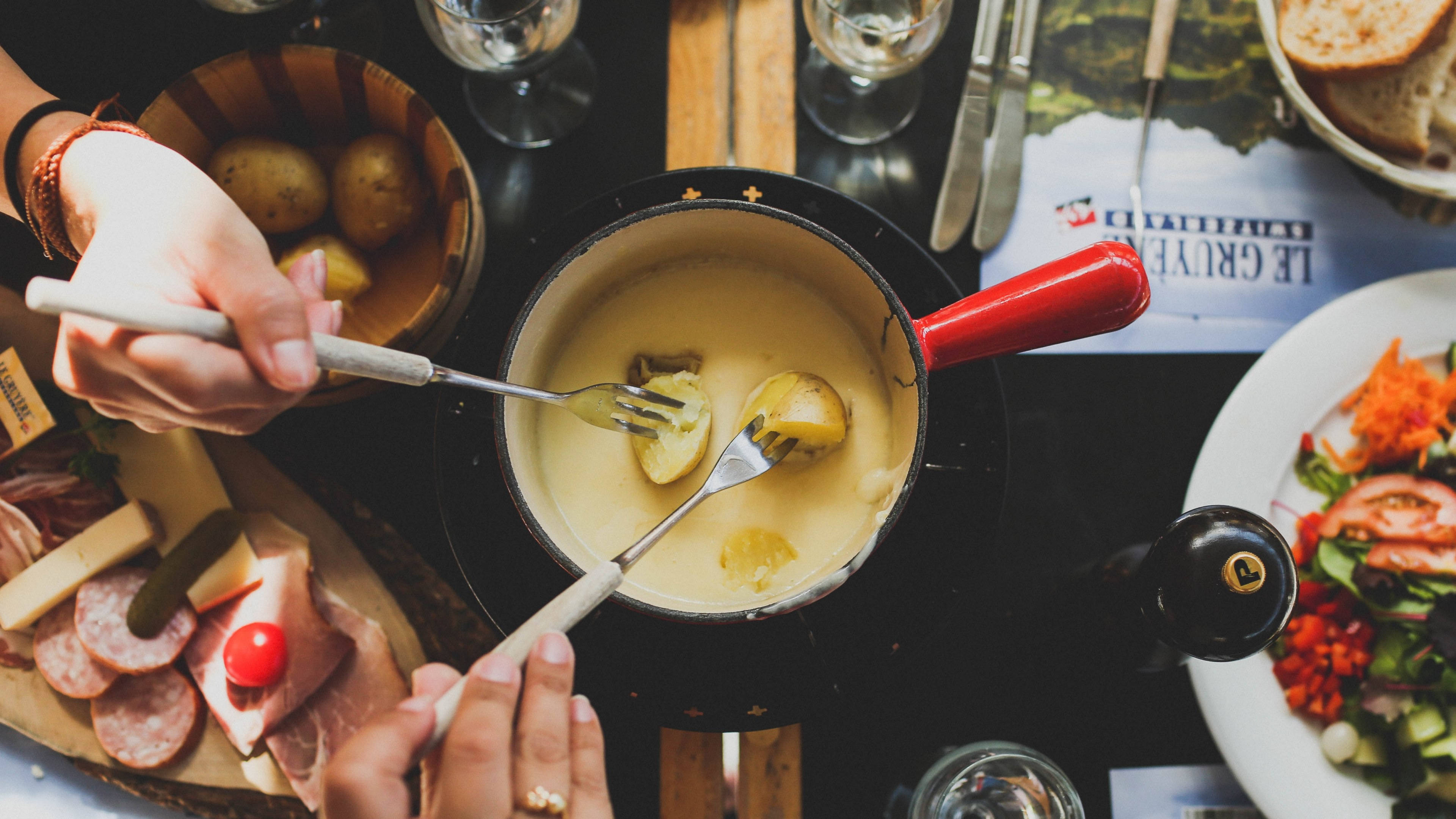 fondue marble potatoes, cheese fondue pot, boiled potatoes, 4K Desktop Wallpaper