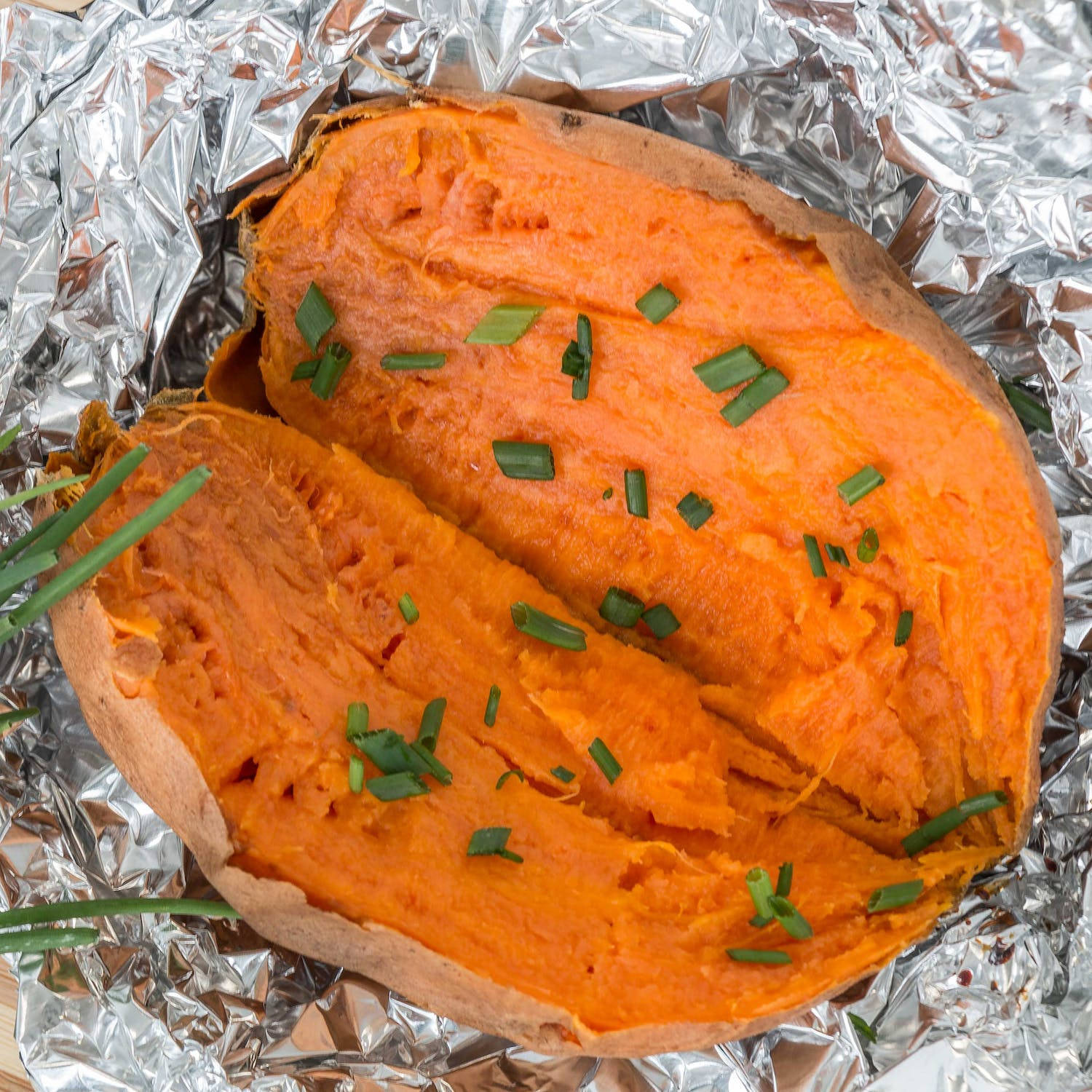 baked sweet potato, vibrant orange flesh, chopped green chives, HD Desktop Wallpaper