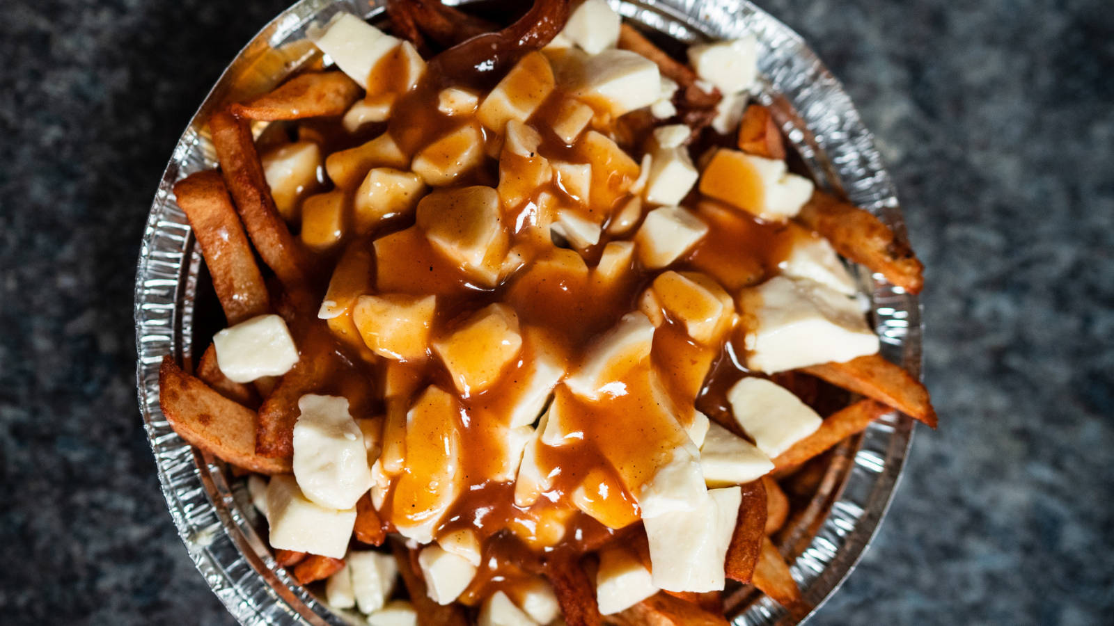 poutine, fool container, golden fries, HD Desktop Wallpaper