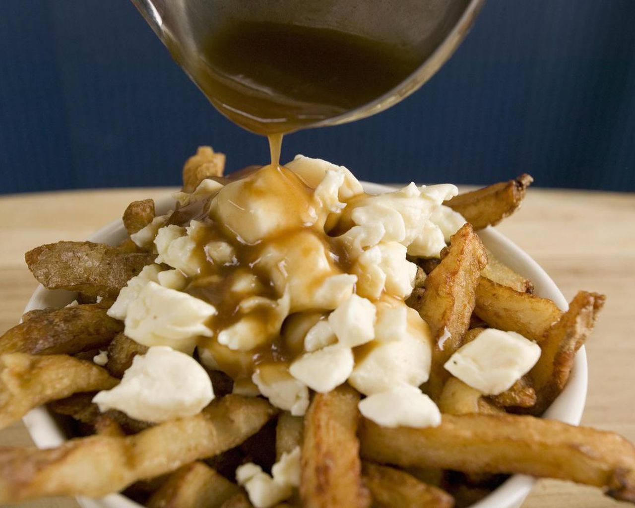 poutine, golden french fries, creamy white cheese curds, HD Desktop Wallpaper