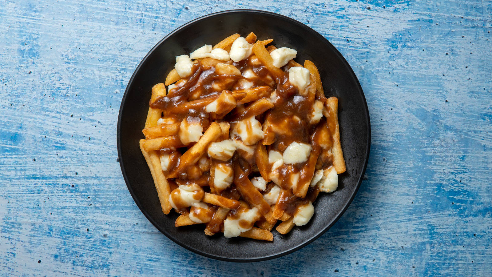 poutine fries, black plate, golden fries, HD Desktop Wallpaper