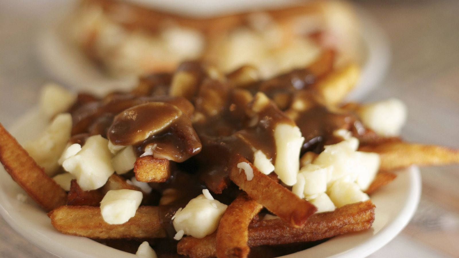 poutine, brown gravy, fries, HD Desktop Wallpaper