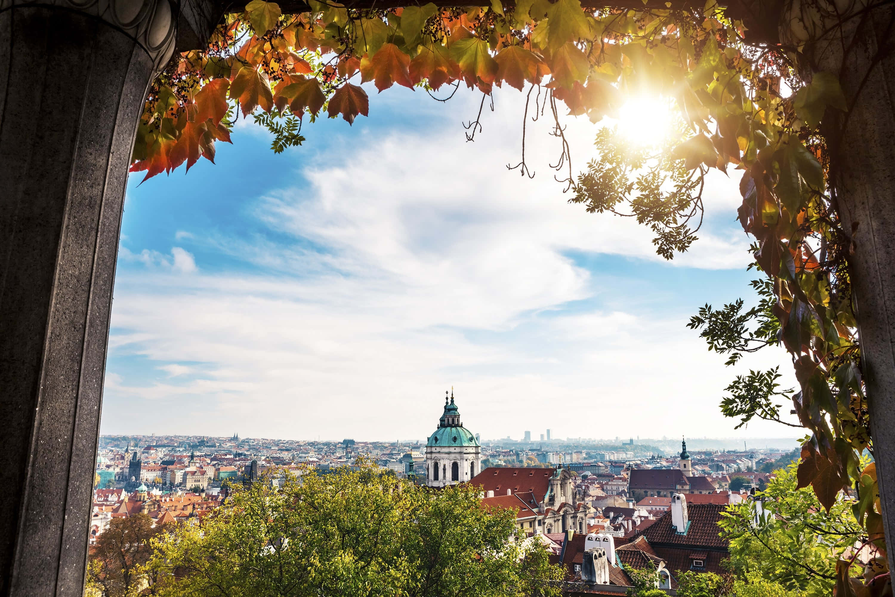 Prague Castle, autumn leaves, sunlight, 2K Desktop Wallpaper