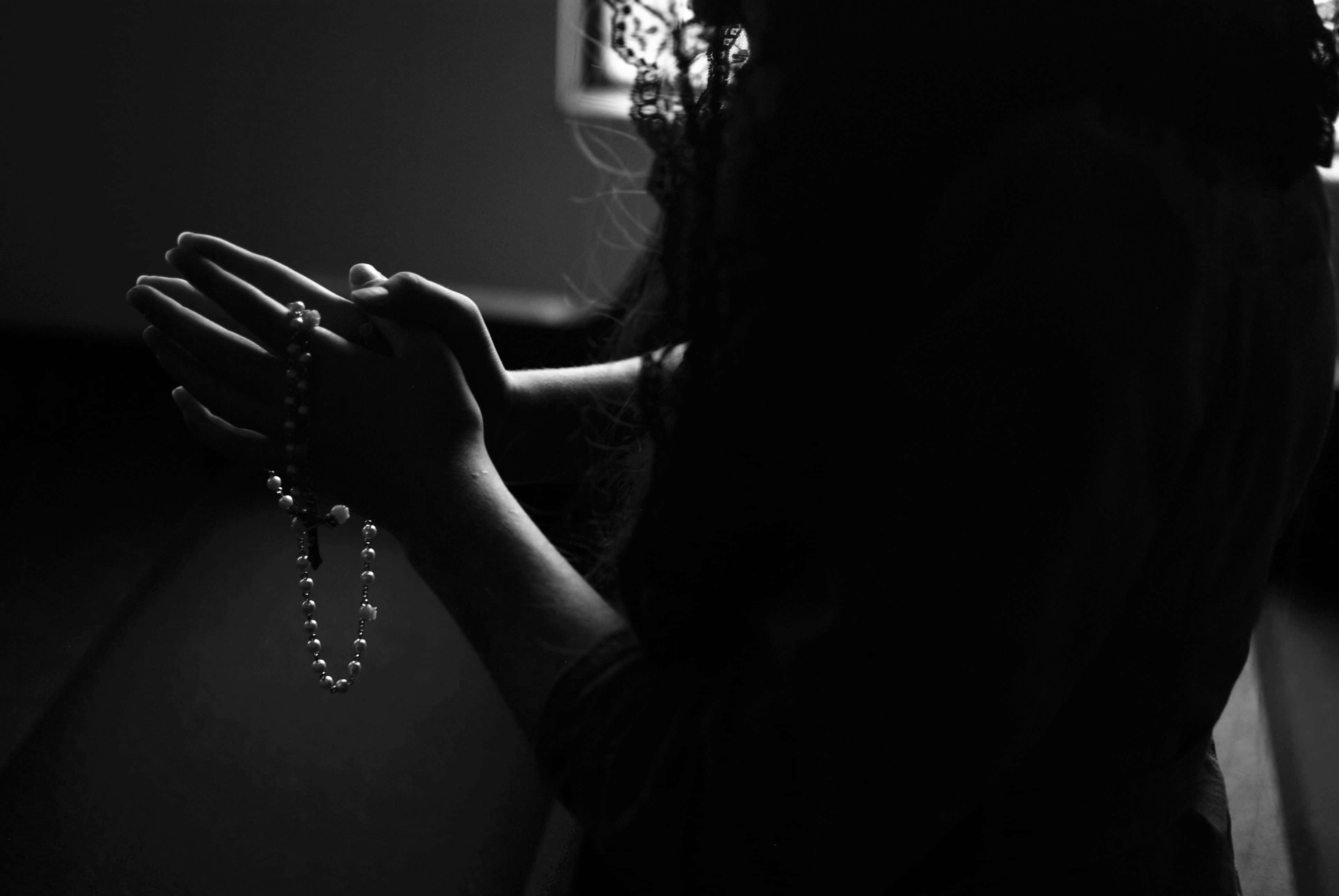 Praying Hands, rosary, silhouette, 4K Desktop Wallpaper