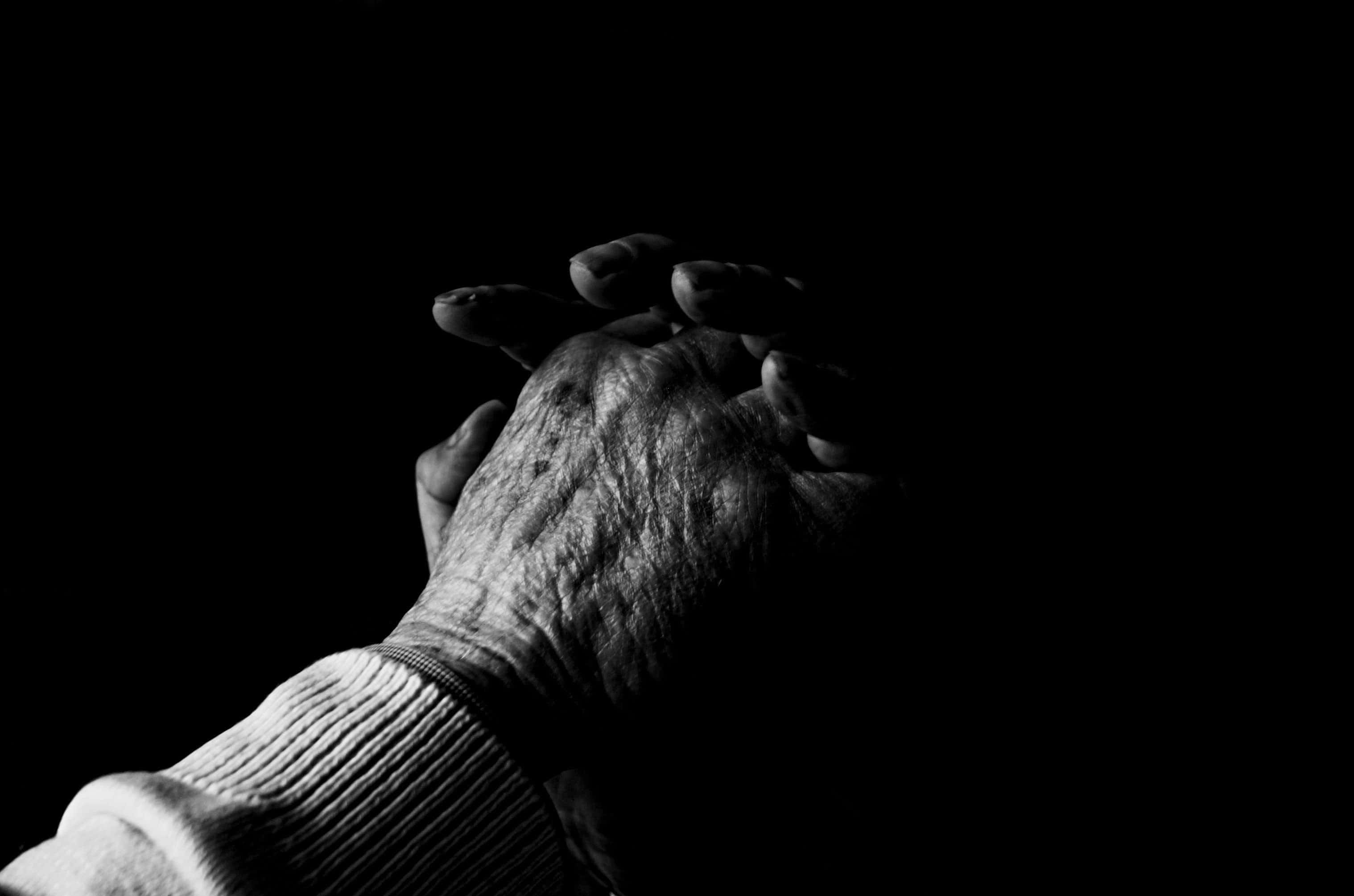 Praying Hands, 3036 x 2010, monochrome, 2K Desktop Wallpaper