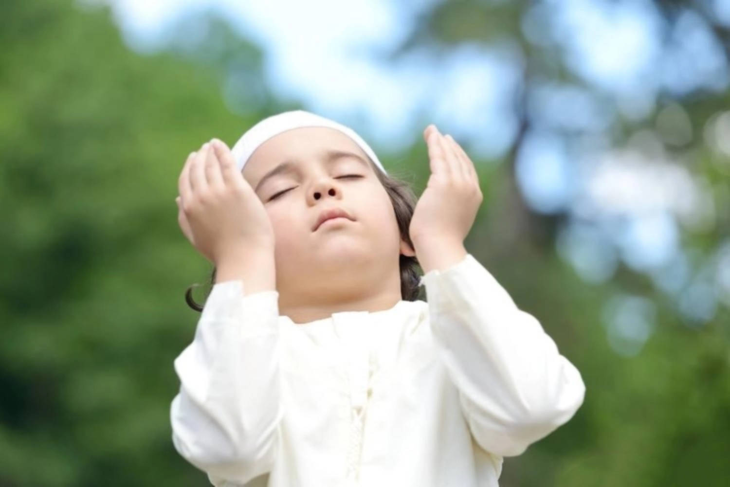 praying islamic boy, white prayer attire, closes eyes, HD Desktop Wallpaper