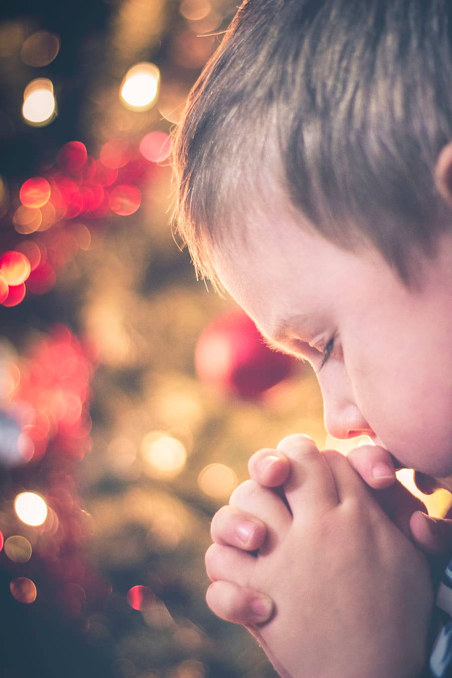 bokeh, praying little boy child, glowing lights, HD Phone Wallpaper