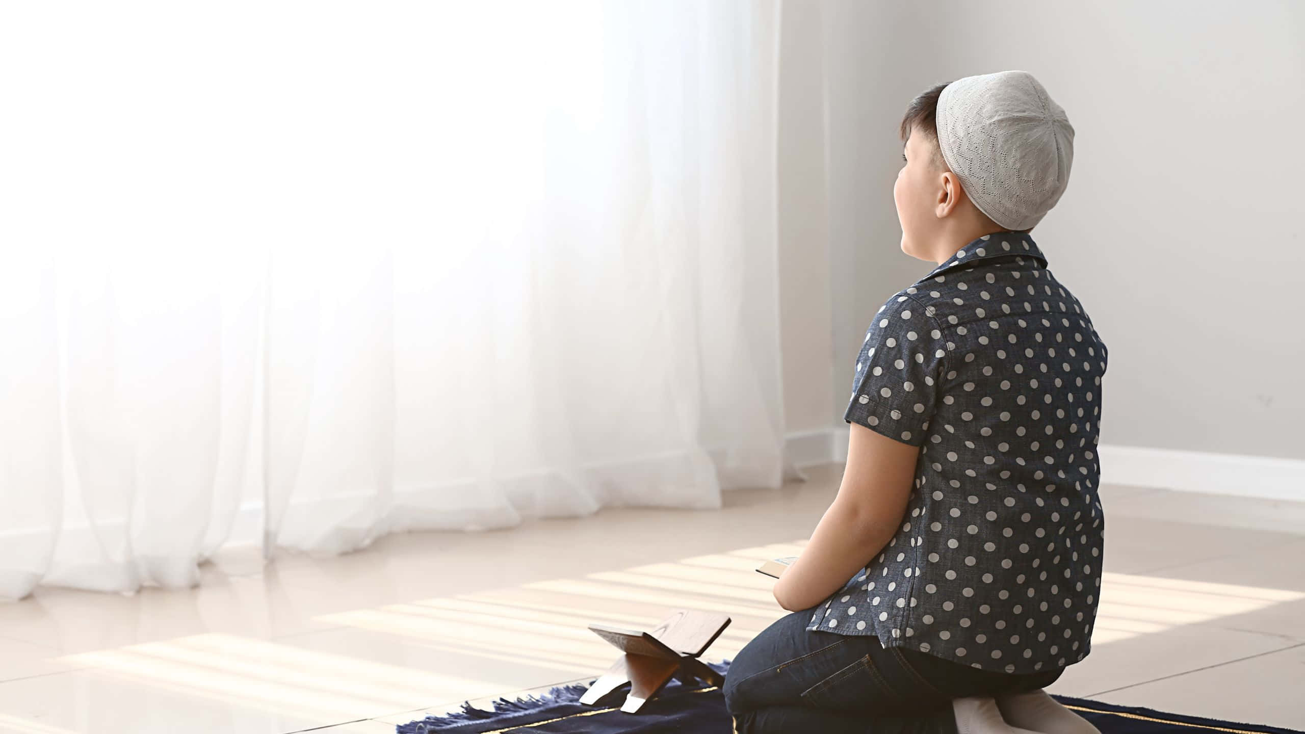 praying muslim boy, grey kippah, prayer rug, 2K Desktop Wallpaper
