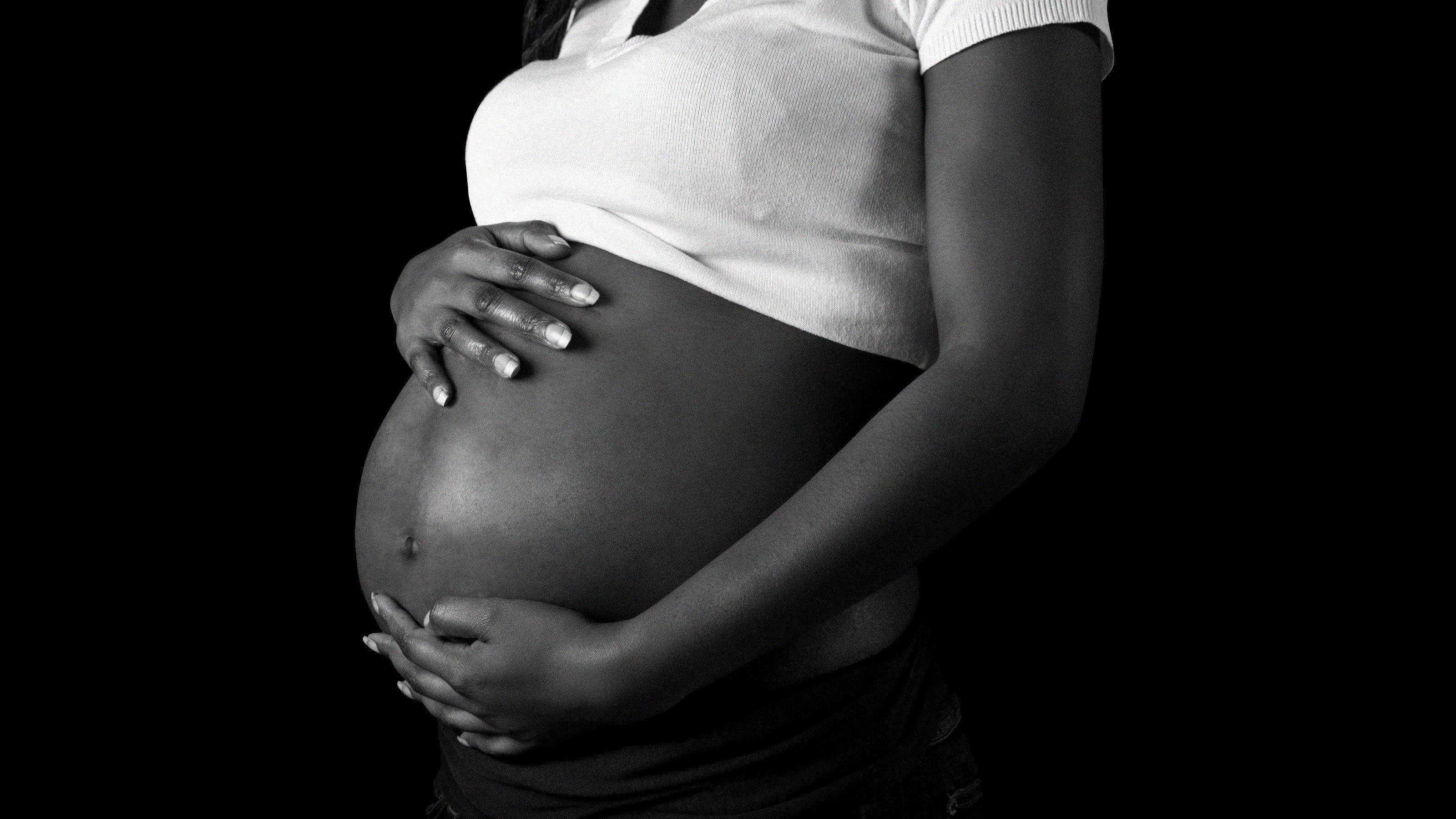 pregnant belly, monochrome, stark black background, 2K Desktop Wallpaper