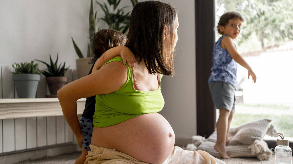 pregnant belly, green top, toddler, SD Desktop Wallpaper