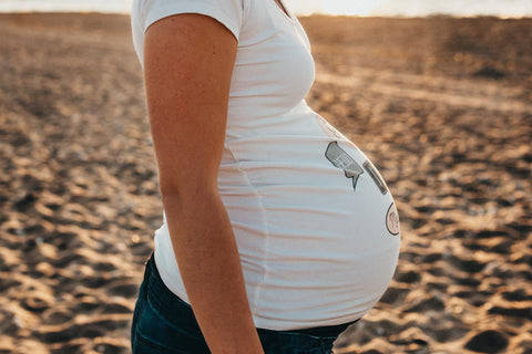pregnant belly, sandy beach, sunlit, SD Desktop Wallpaper