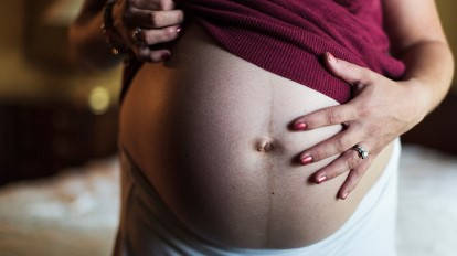 pregnant belly, maroon shirt, bare belly, SD Desktop Wallpaper
