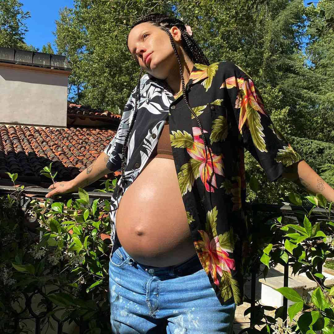 Pregnant Belly, black clothes, veranda, SD Desktop Wallpaper