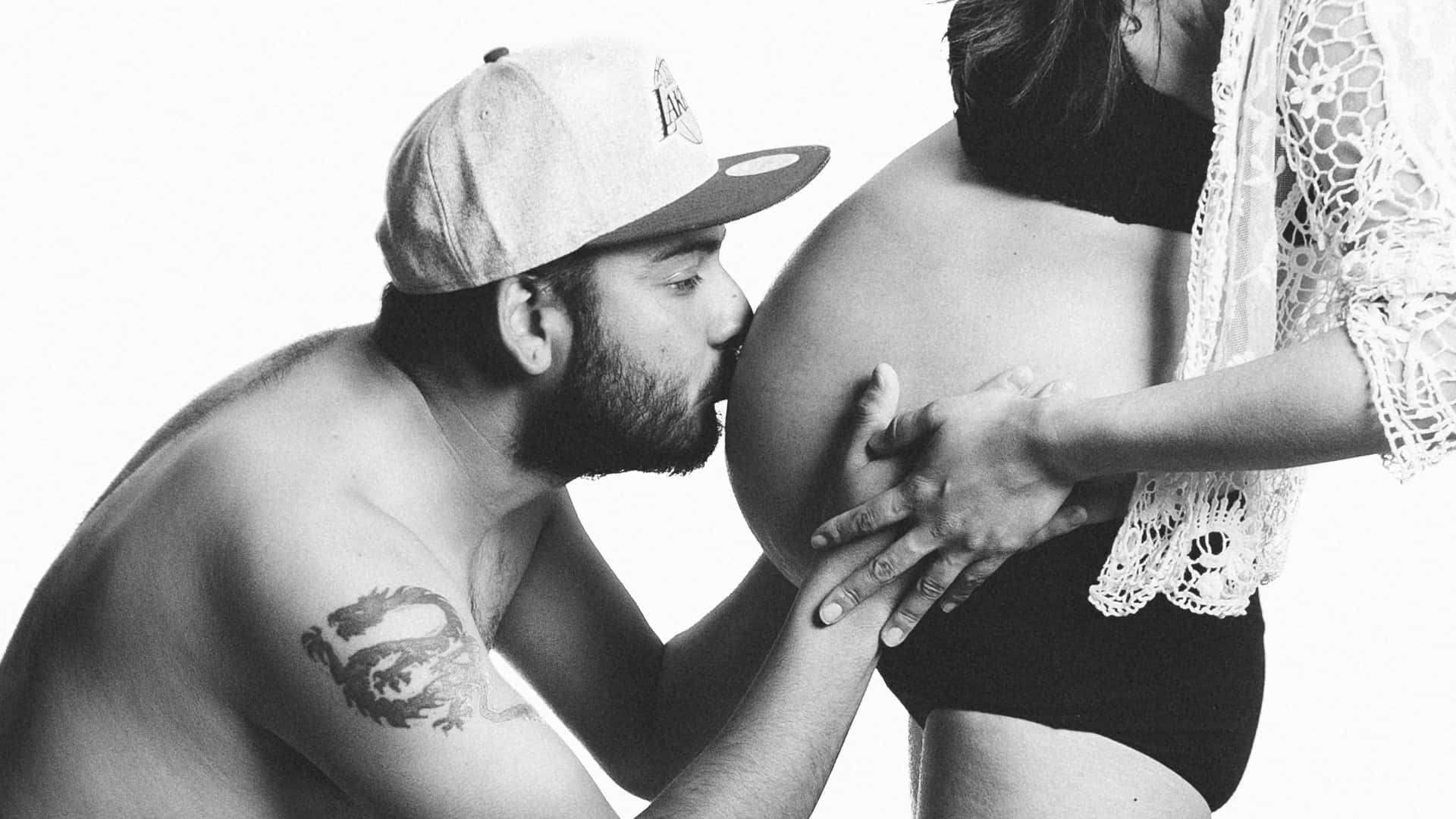 pregnant couple, kissing baby bump, black and white, Full HD Desktop Wallpaper