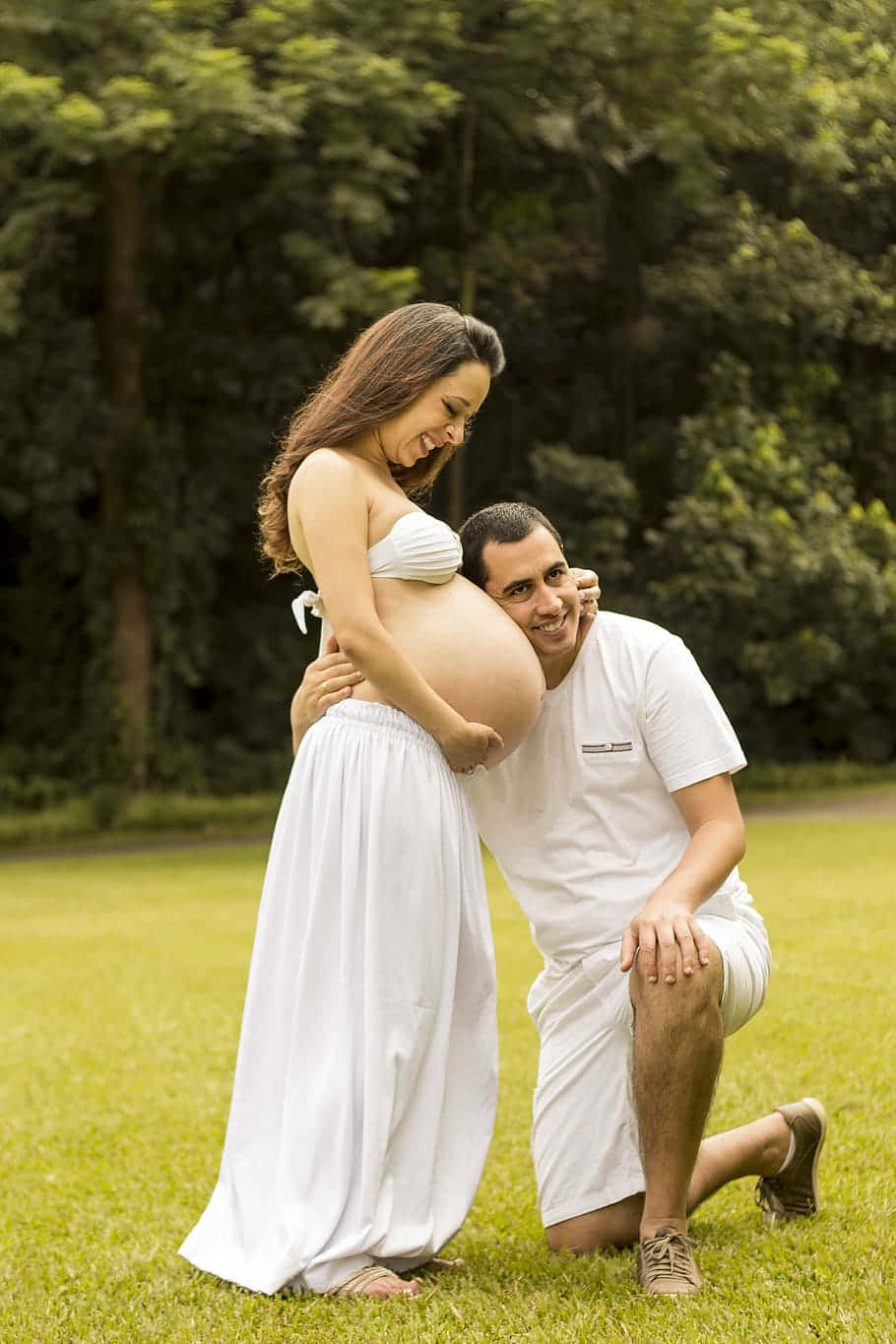 pregnant couple, white clothing, grassy field, HD Phone Wallpaper