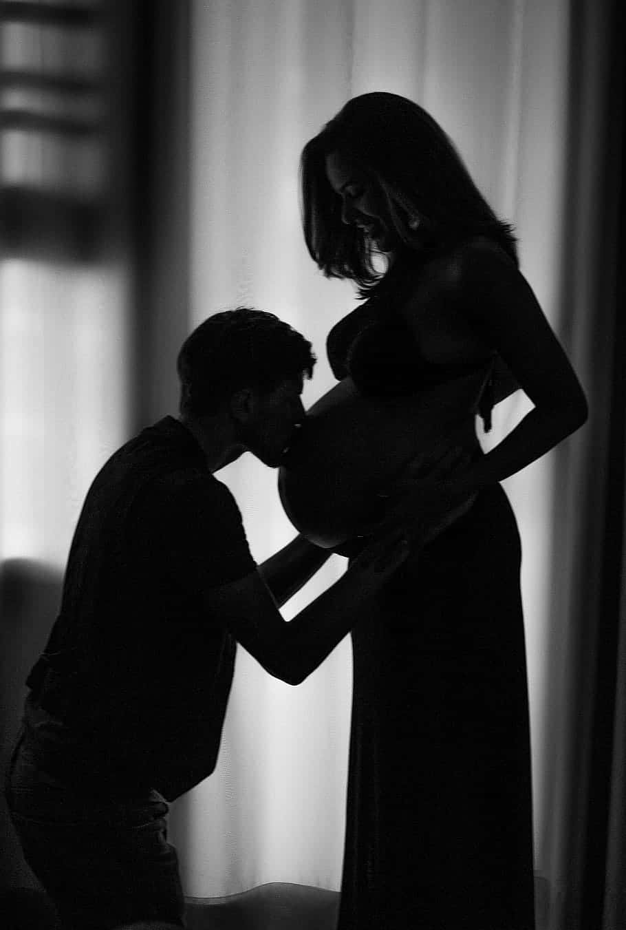 pregnant couple, kissing tummy, silhouette, HD Phone Wallpaper