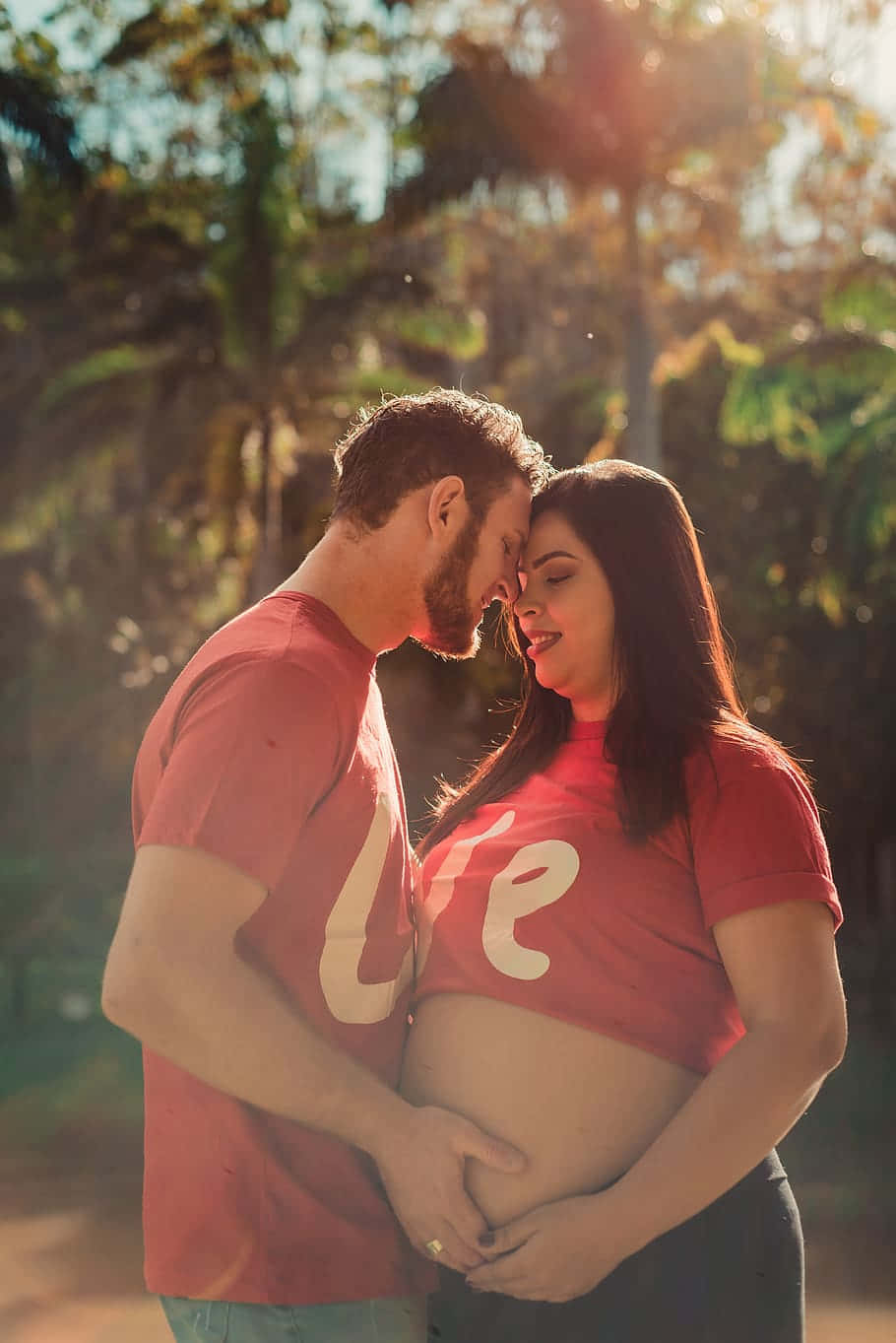 Pregnant Couple, red shirts, sunny day, HD Phone Wallpaper