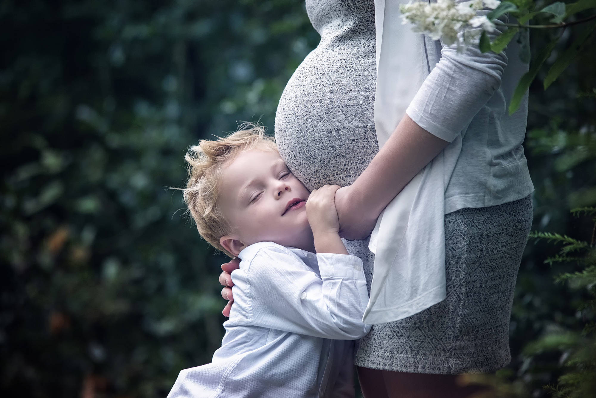 Pregnant Couple, young boy, closed eyes, Full HD Desktop Wallpaper