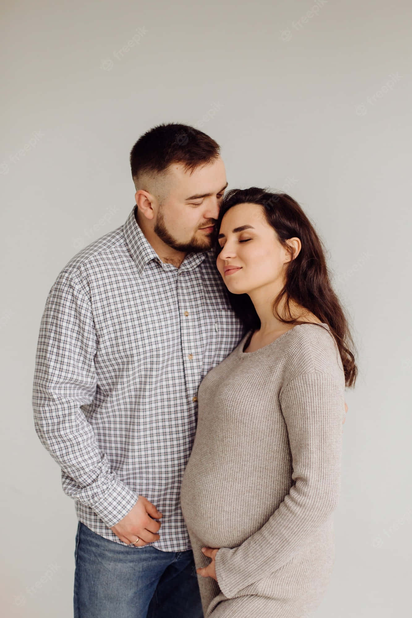 pregnant couple, kiss on forehead, light gray background, Full HD Phone Wallpaper